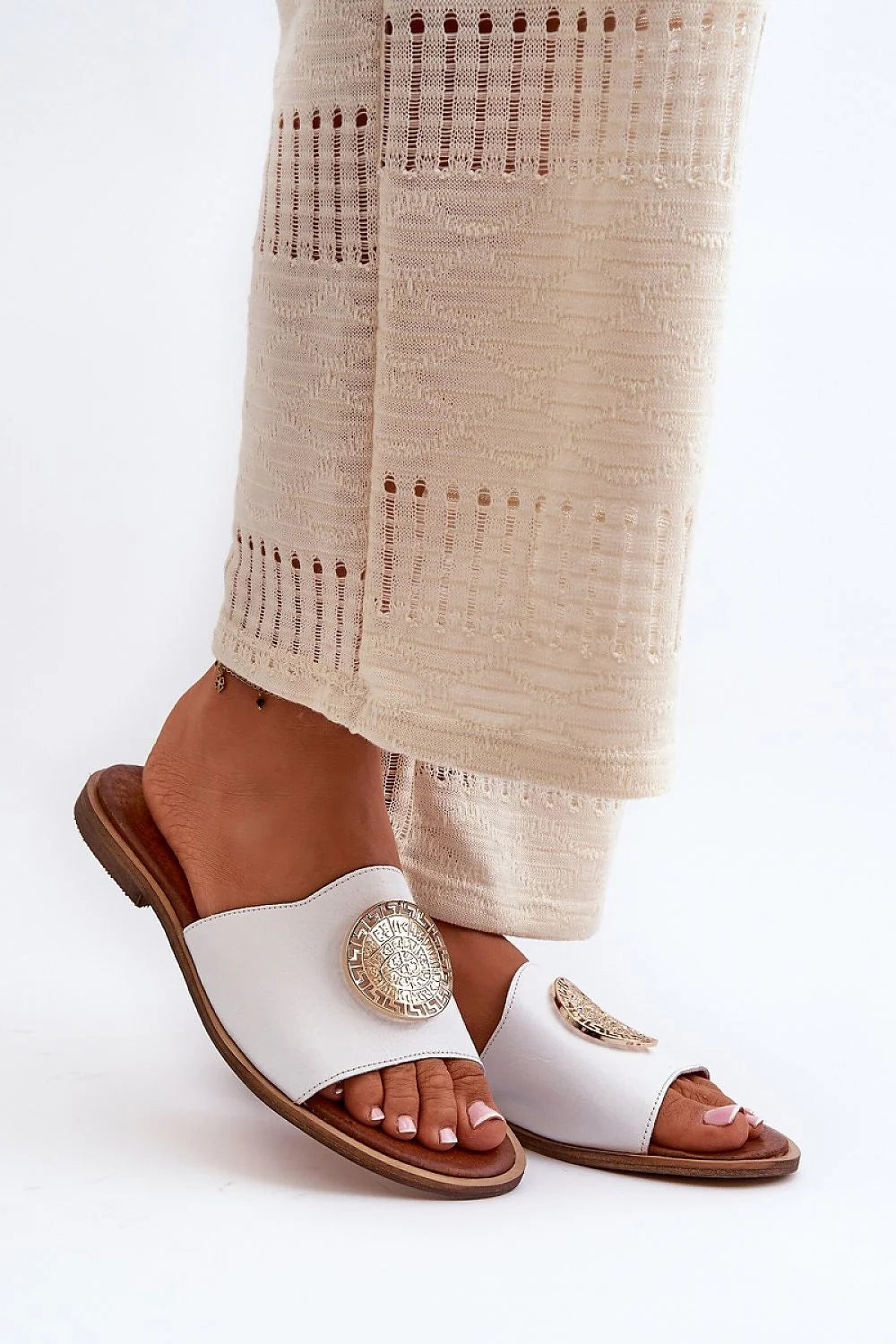 Sandales femmes cuir naturel style élégant bride large ornement doré talon plat confort été