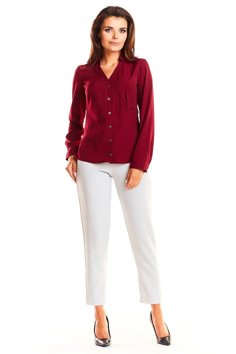 chemise satinée bleu cobalt semiajustée manches longues colV tailleur boutonnage central poche poitrine plissée tissu fluide léger élasthanne professionnel chic