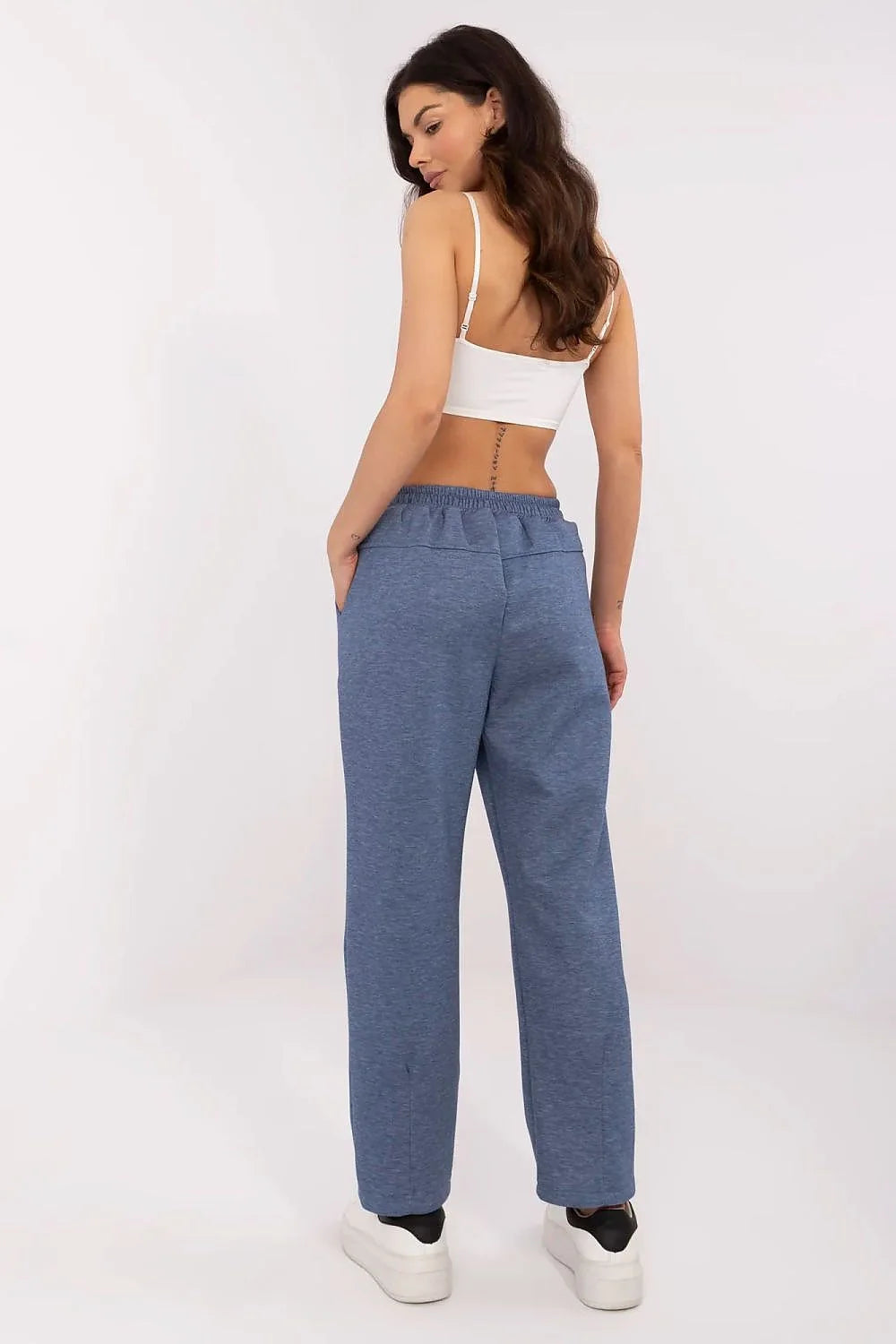 Ensemble mode femme crop top blanc pantalon jogging bleu sneakers blanches casual sporty