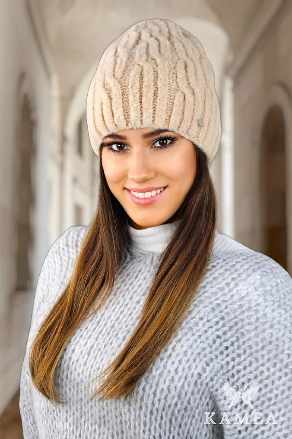 Bonnet et pull pour femme en laine hiver élégant chic mode collection automne hiver confort style longue traîne