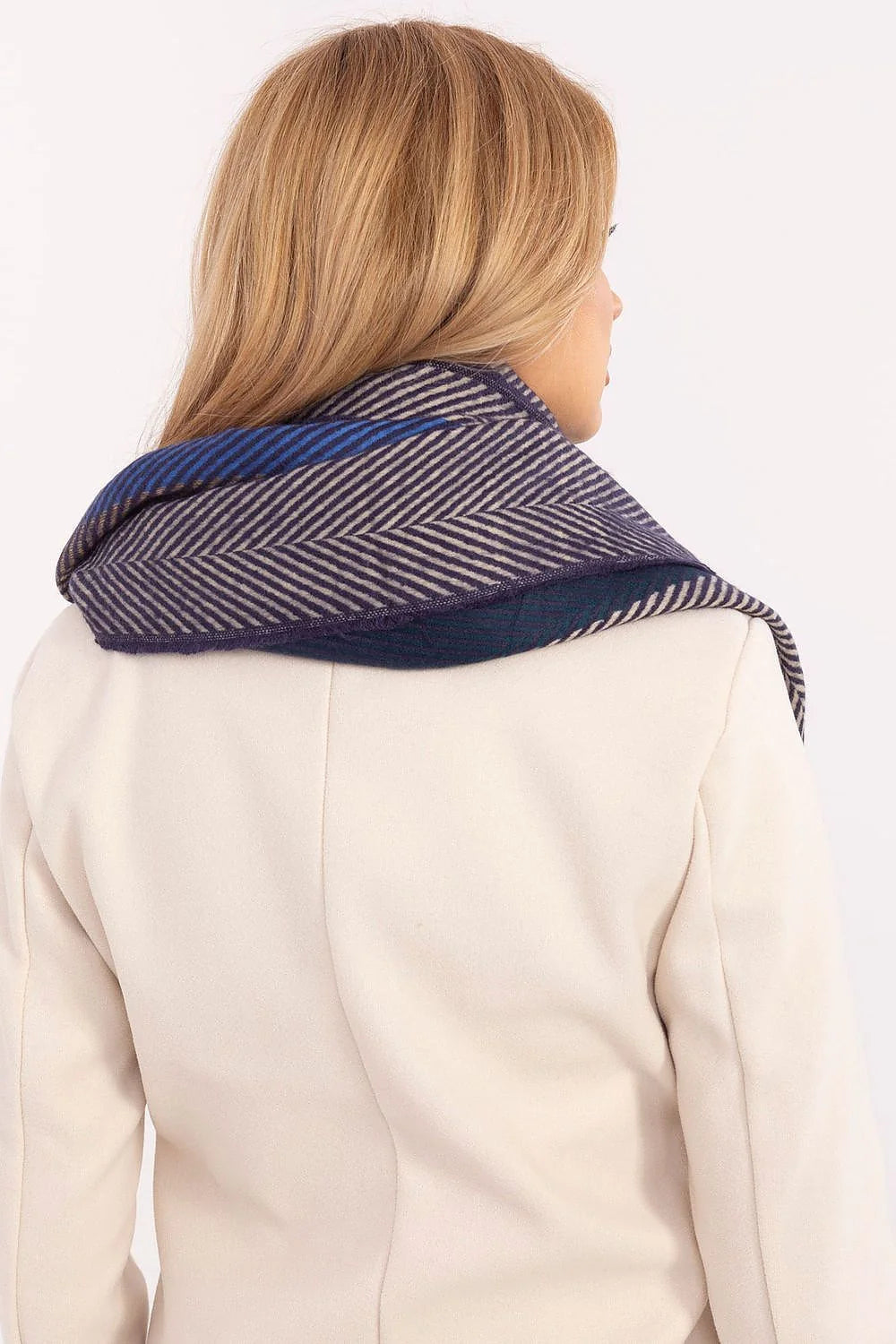 Écharpe d'hiver élégante pour femmes, motif chevrons, viscose douce, longueur 194 cm, franges, bleu marine et beige, style intemporel, pour tenues décontractées ou élégantes