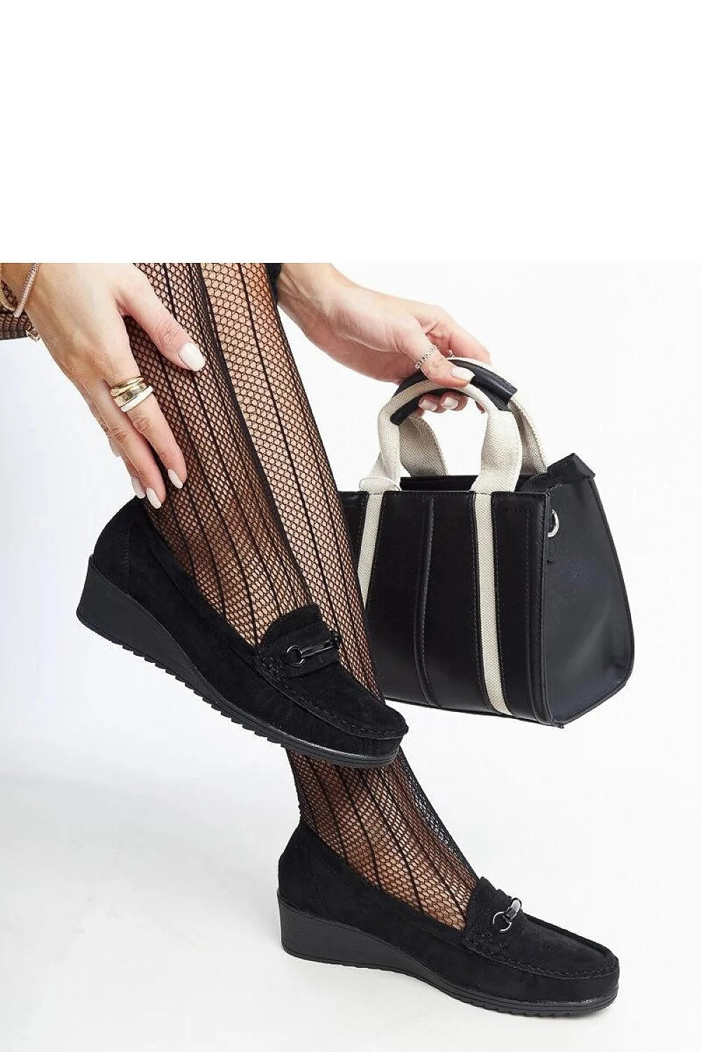 Mocassins femmes style classique noir cuir synthétique semelle compensée ornement métallique look élégant confortable tendance