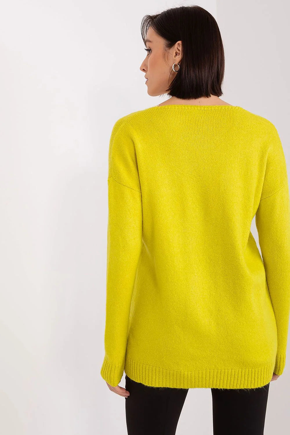 pull femme oversize colV maille fine jaune chartreuse lumineux coupe ample emmanchures tombantes manches longues ourlets côtelés asymétrique longueur couvrante