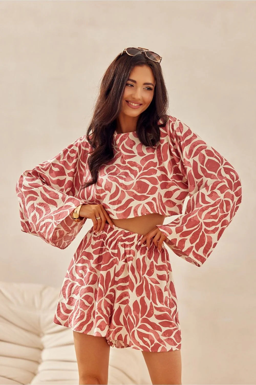 Ensemble mode femme audacieux motifs feuillage rose terracotta blanc cassé crop top manches longues larges short ample élastique été