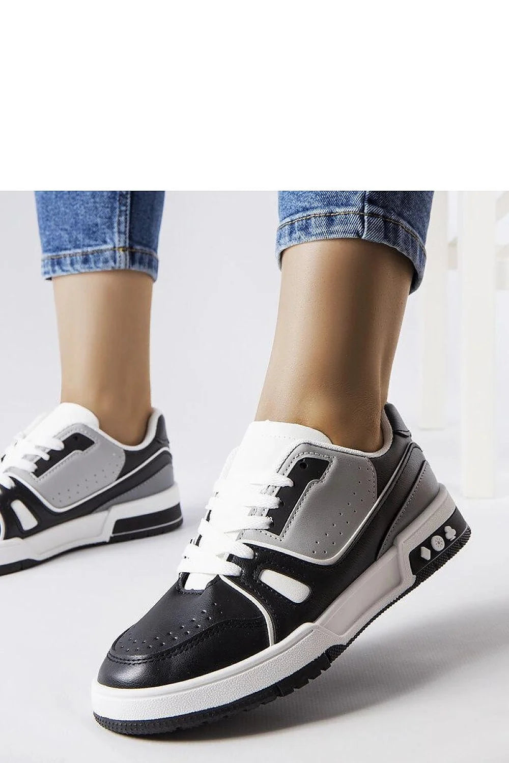 Baskets pour femmes modernes sport-chic design basse perforée cuir synthétique textile noir blanc gris amorti舒适