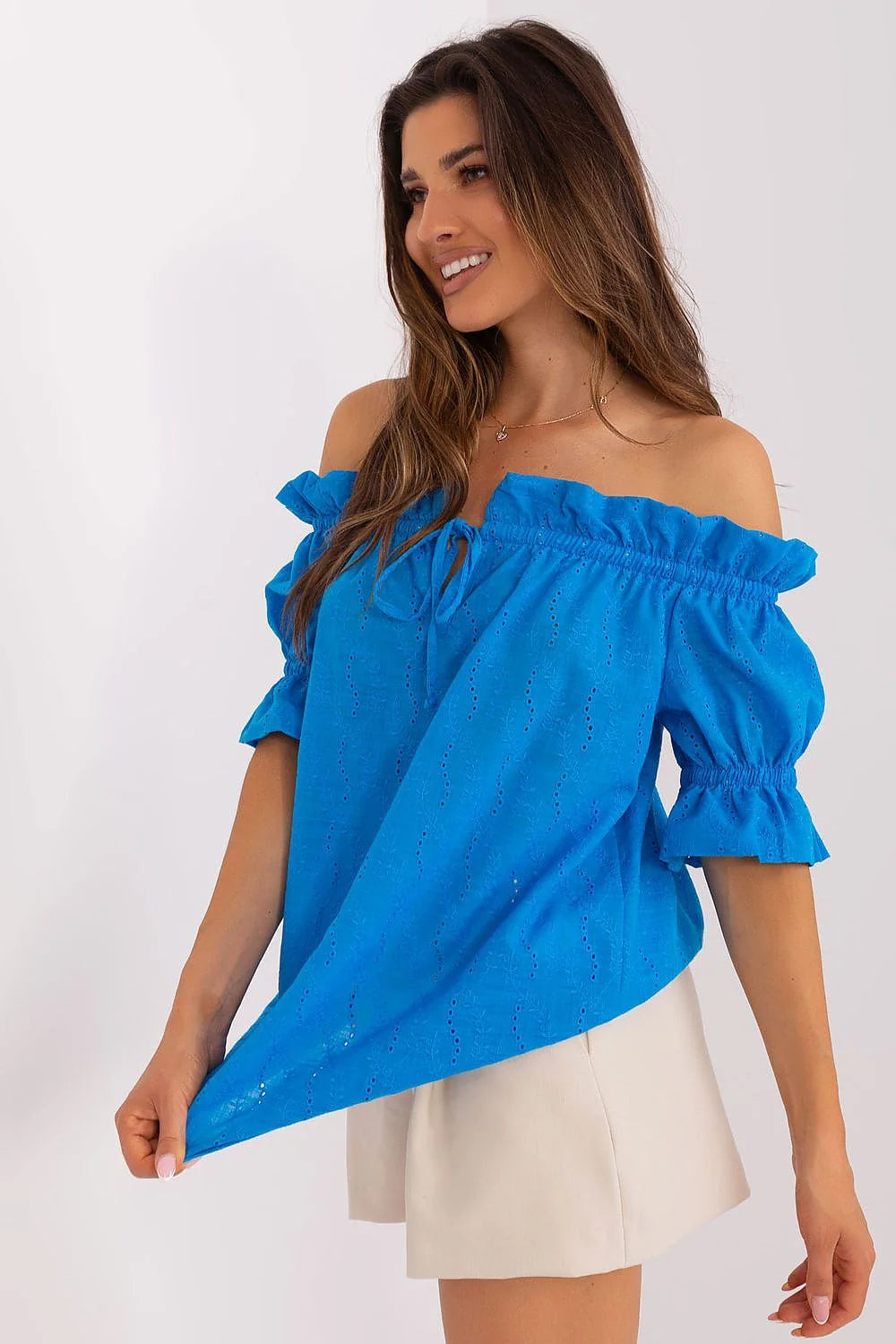 Chemisier Lakerta à épaules dénudées style off-the-shoulder en coton 100% bleu vif broderies détails élégants pour femme