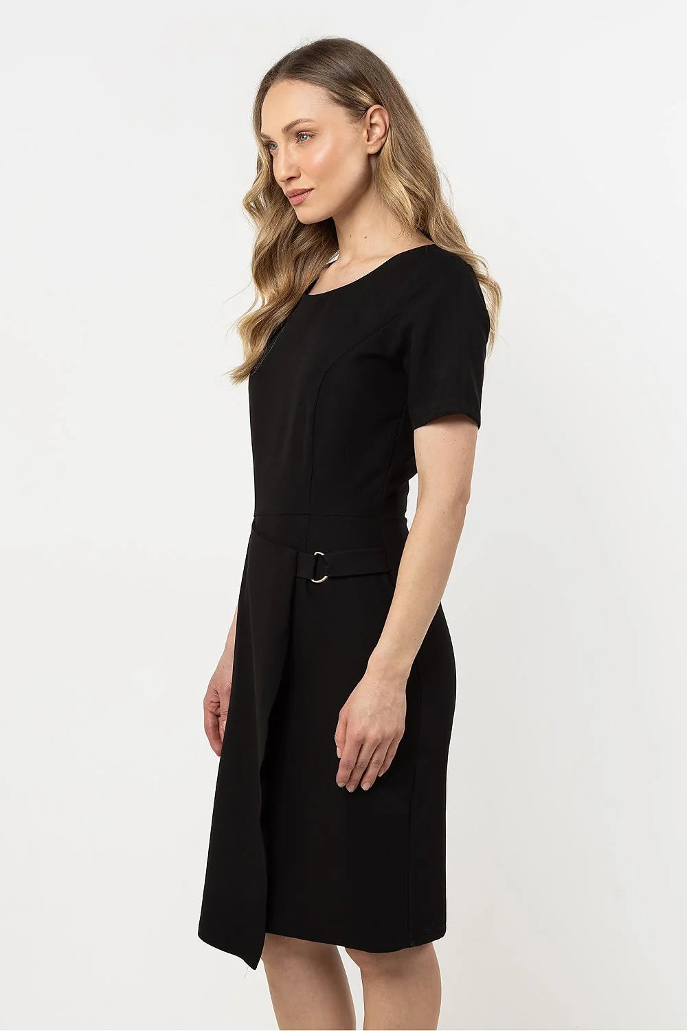 Robe de jour élégante noire style minimaliste coupe droite ceinture intégrée ourlet asymétrique polyester viscose femmes occasion professionnelle