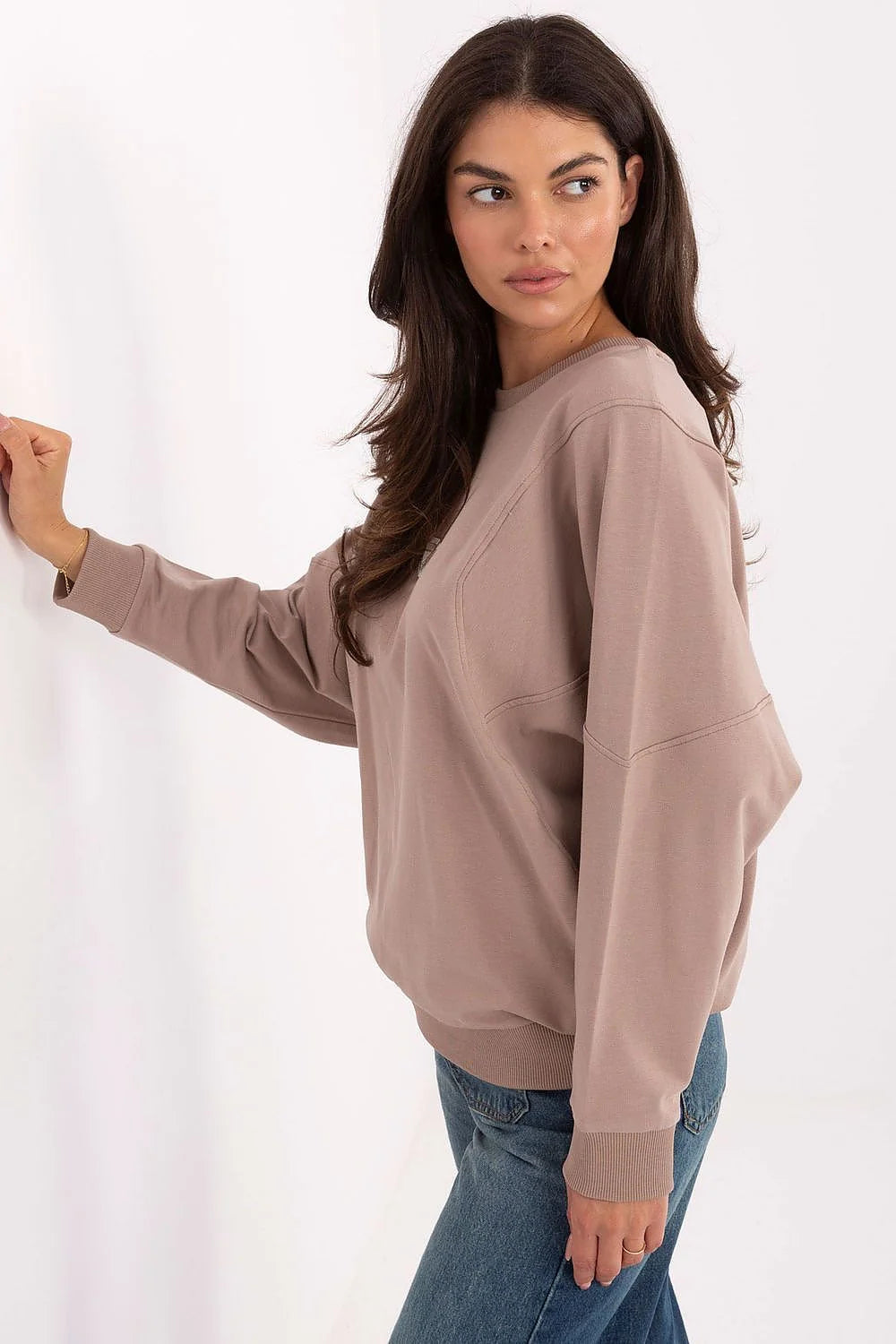 sweatshirt femme col rond manches longues oversize coton élasthanne douce taupe rosé emmanchures tombantes poignets côtelés patch triangulaire blanc minimaliste