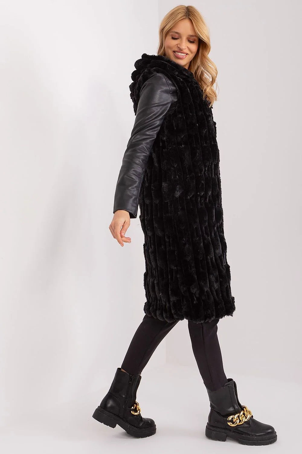 Gilet pour femme en fausse fourrure noire avec manches similicuir style sophistiqué et moderne coupe longue occasion formelle confortable