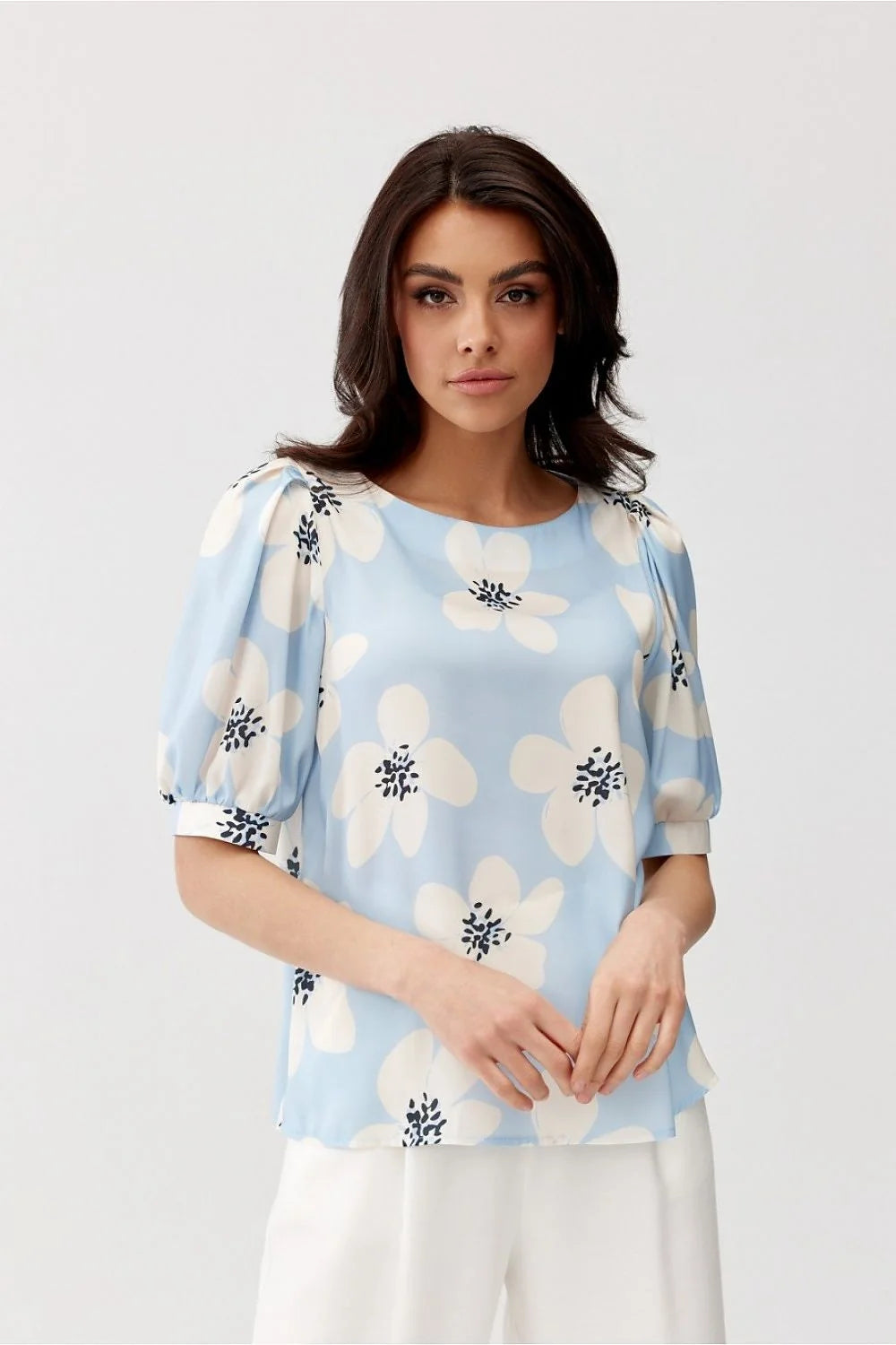 blouse chemisier Jenna manches bouffantes troisquarts coupe droite encolure ronde fluide léger bleu pastel imprimé grandes fleurs blanches cœur noir