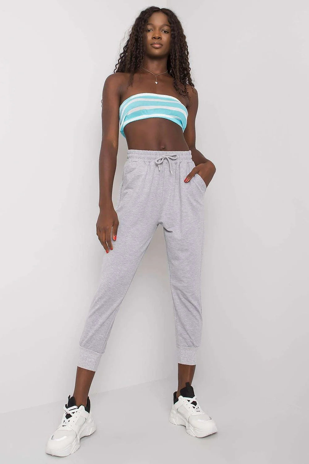 Pantalon survêtement Fancy pour femmes, style moderne, confortable, taille élastique, polyester et coton, poches latérales, finitions côtelées, occasion quotidienne, look sportswear