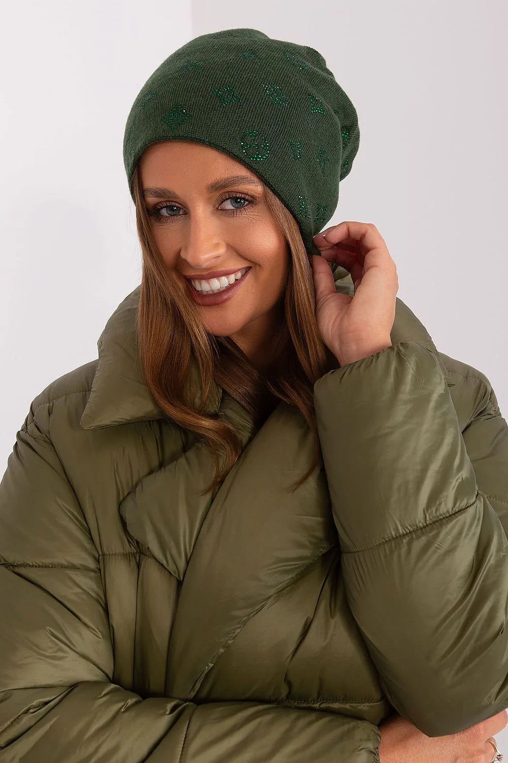 Bonnet d'hiver pour femme en cachemire et acrylique, style classique, ajusté, vert forest, applications décoratives en strass, matières luxueuses, confort optimal, idéal pour les froids hivernaux