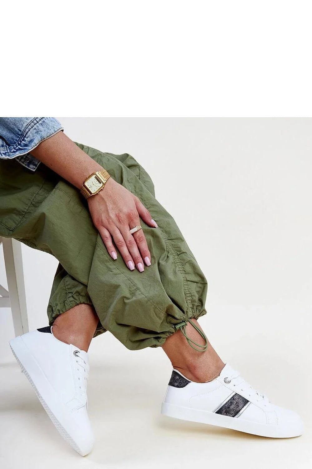 baskets femmes basses blanches similicuir cuir minimaliste profil bas lacets blancs semelle plate caoutchouc bout rond bandes contrastantes gris anthracite