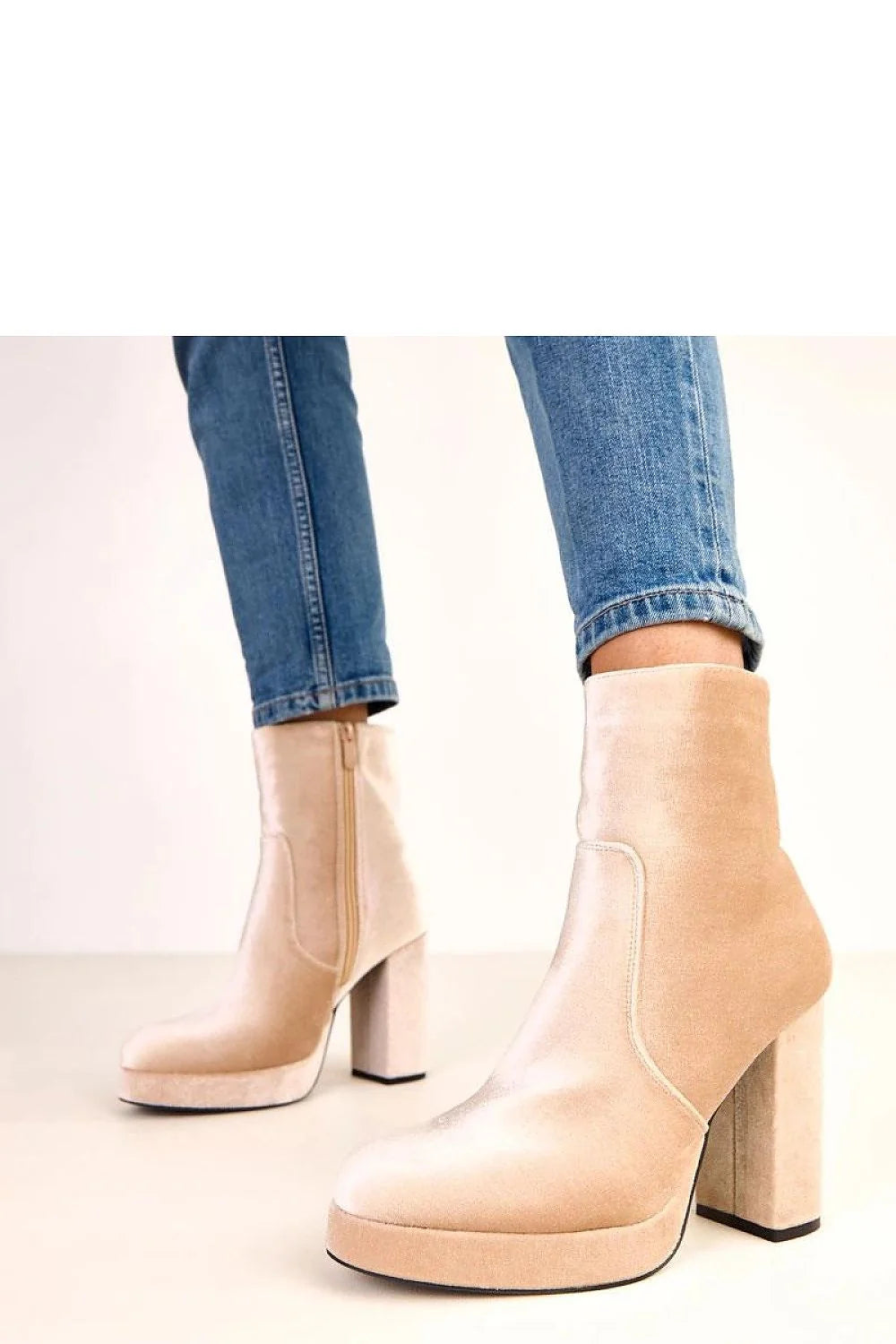 bottines cheville montante suédé écologique velours rose poudré talon bloc onze centimètres plateforme deux centimètres bout arrondi semelle tissu zippée