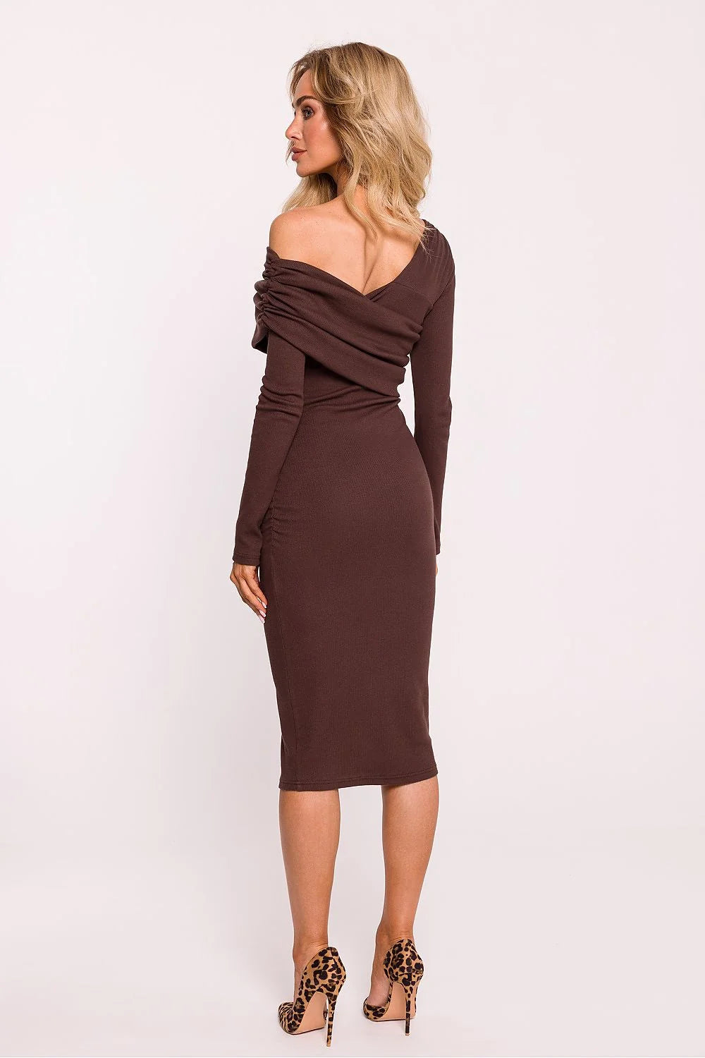Robe de jour élégante coupe ajustée décolleté asymétrique couleur marron chocolat manches longues femme