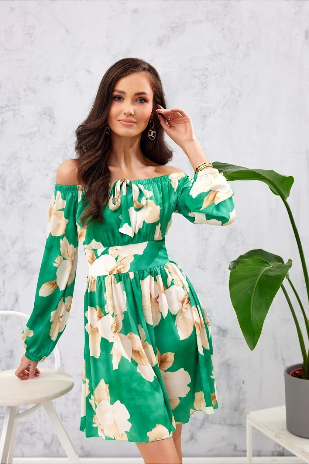 Robe de jour Roco Fashion en vert vif, manches longues élastiquées, encolure Bardot, coupe évasée, tissu léger, occasion décontractée ou semi-formelle pour femme