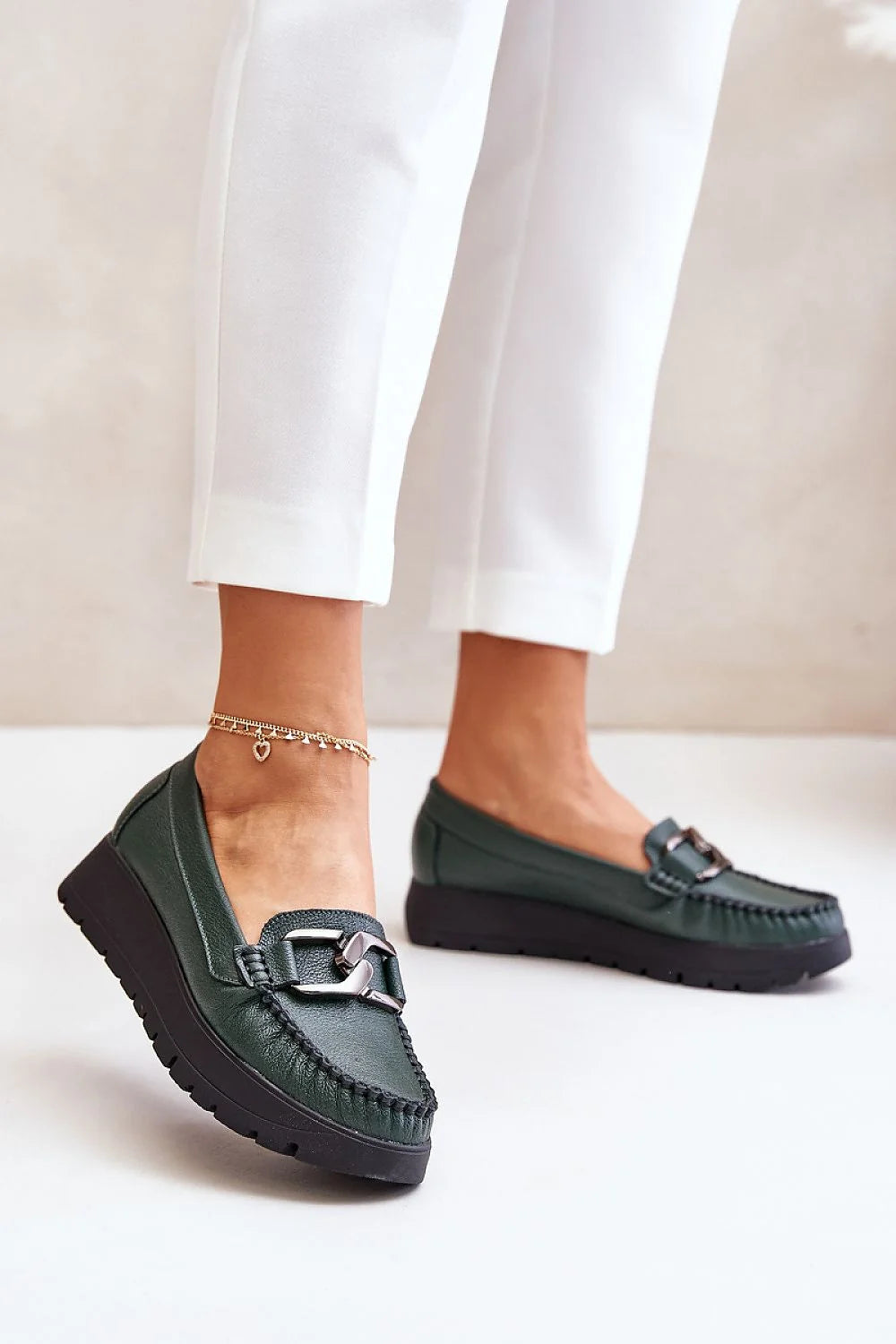Mocassins femme style moderne cuir texturé vert foncé détail métallique boucle semelle compensée plateforme