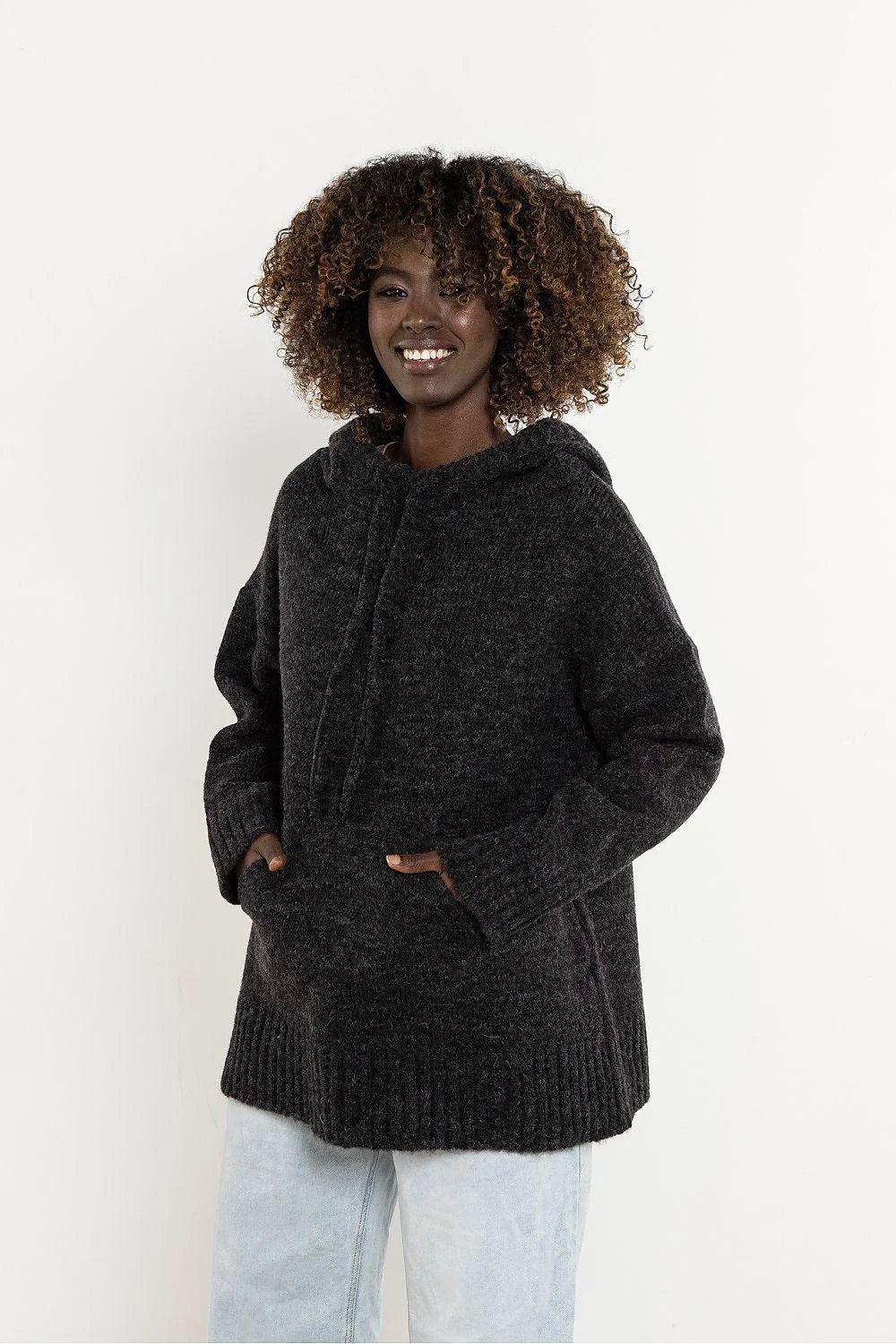 femme pull capuche oversize maille bouclée gris anthracite manches longues poche kangourou bords côtes larges chaud doux respirant durable minimaliste