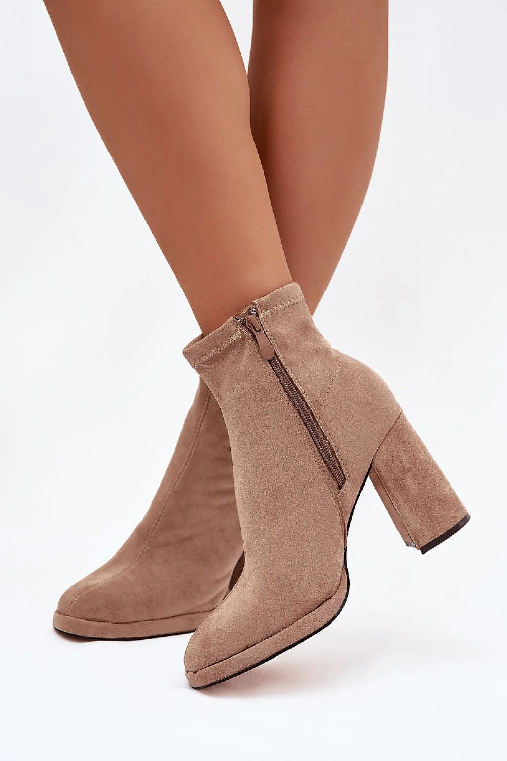 bottines femme suédine écologique taupe talon pilier haut bout amande tige stretch fermeture éclair latérale couture apparente semelle antidérapante confortable