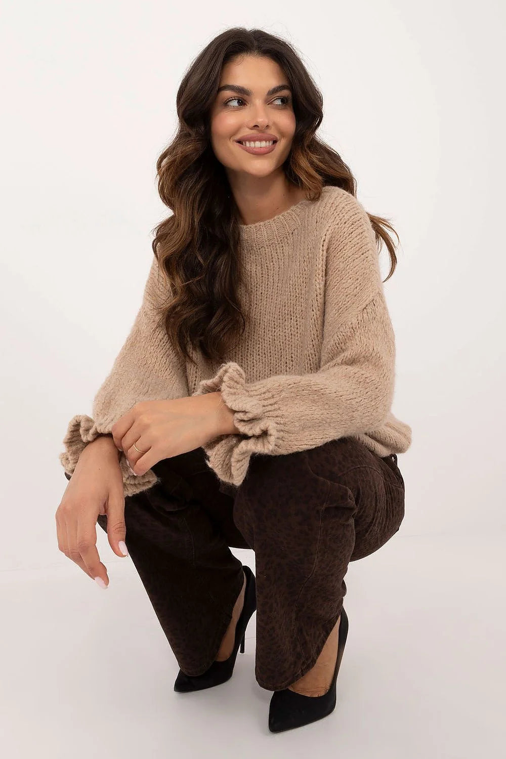 pull femme oversize beige camel grosse maille duveteuse col rond coupe ample longueur hanche manches longues ballon poignets froncés volantés