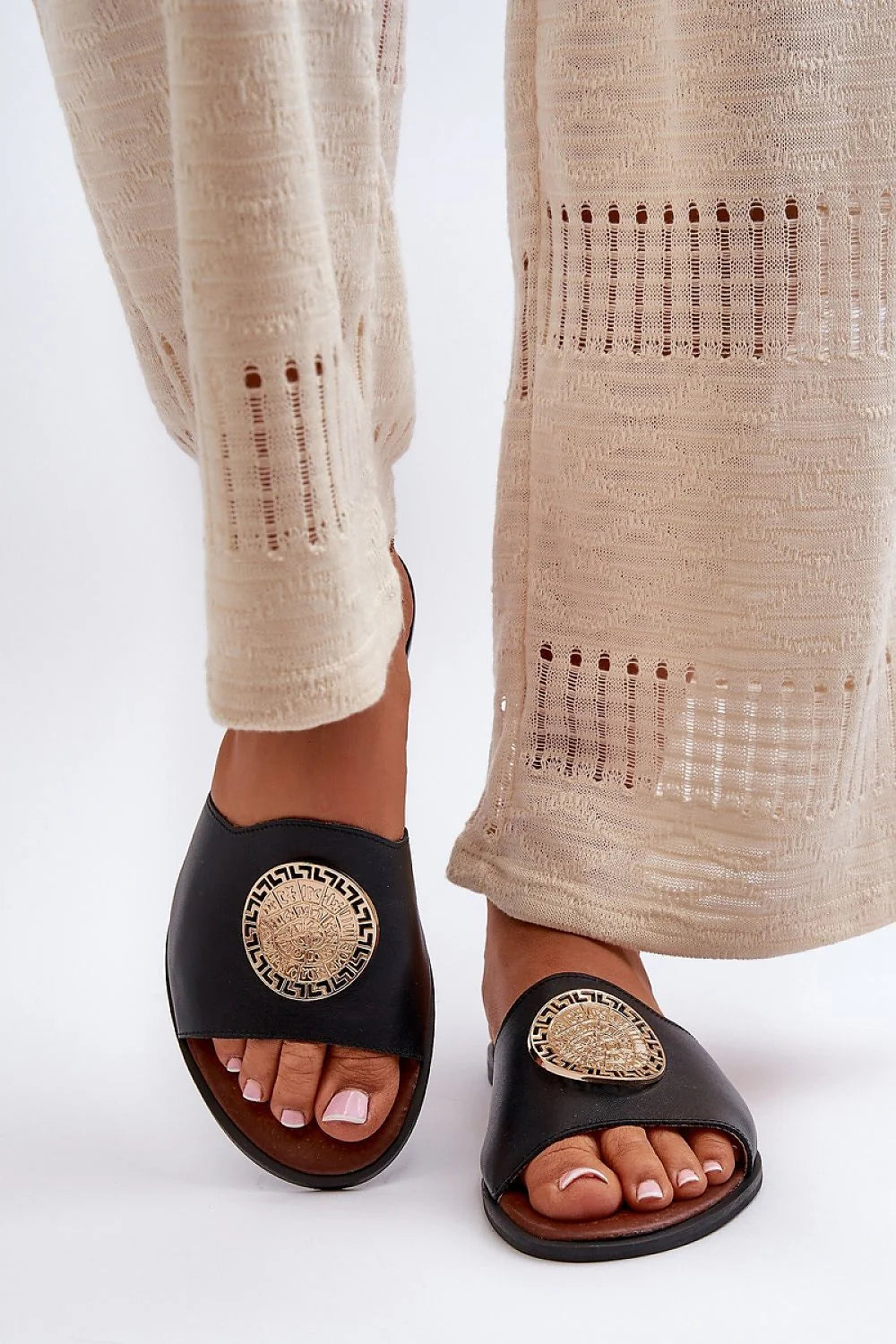 sandales plates femmes cuir noir médaillon doré large bride bout ouvert mule slipon semelle brun lisse confortable élégant polyvalent bohème