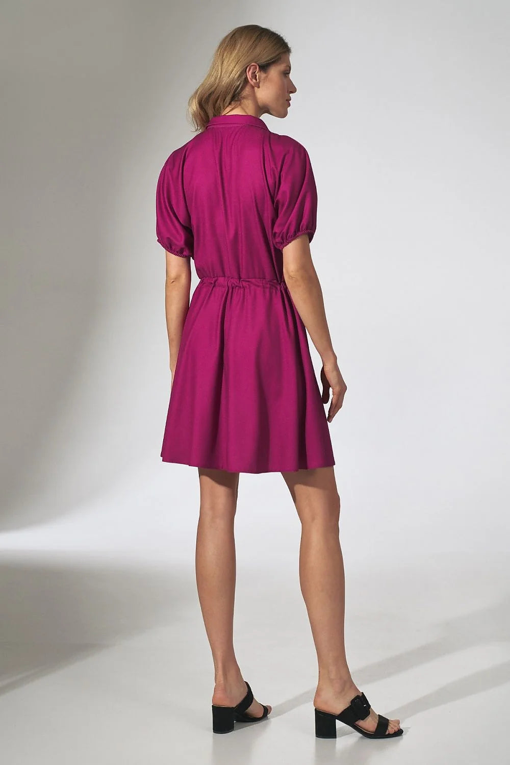 Robe satinée élégante rose saumon manches bouffantes col classique ceinture intégrée style raffiné femme