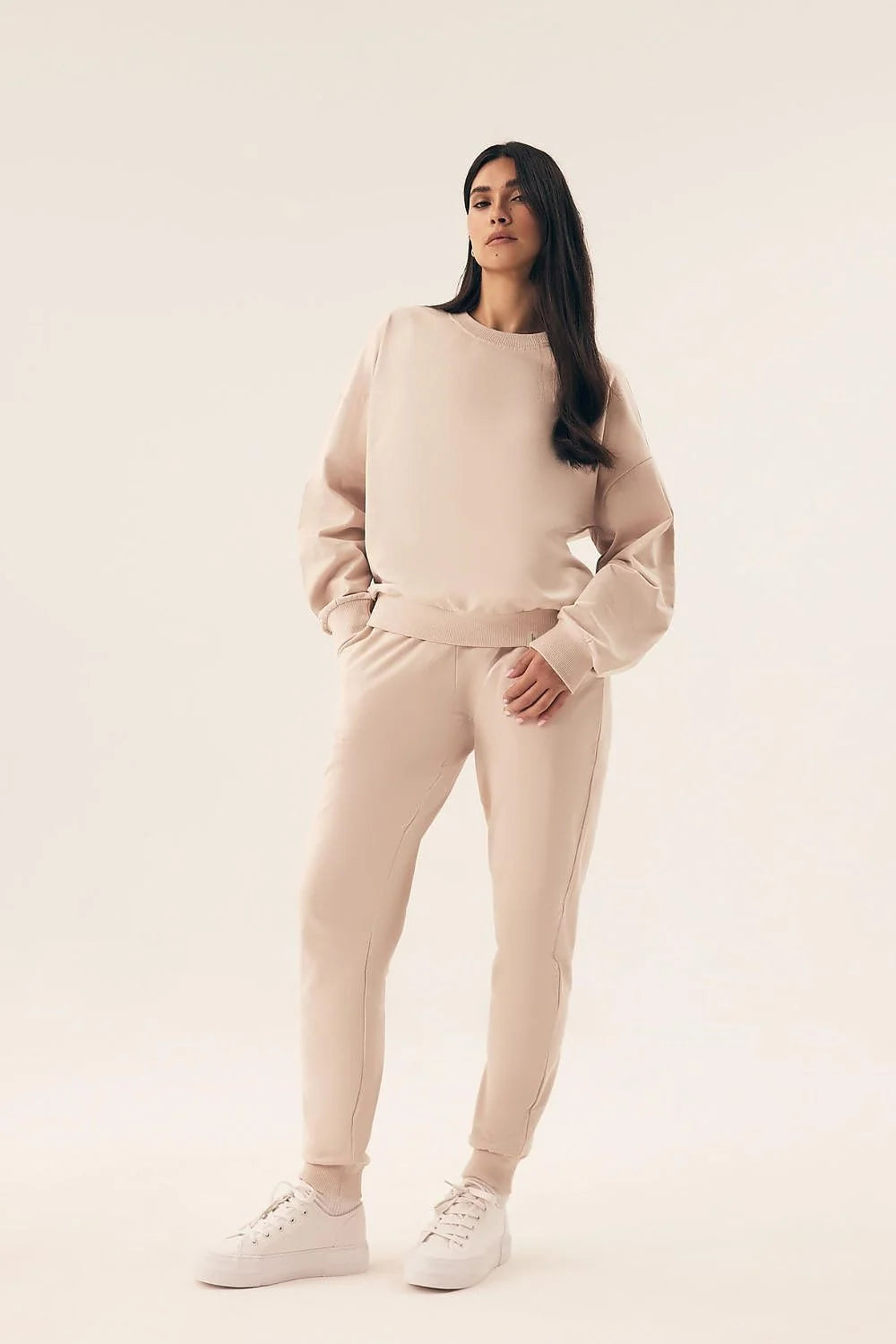 Ensemble Henderson pour femme, sweatshirt et pantalon, style casual moderne, couleur beige neutre, coupe ample et ajustée, confort et style intemporel