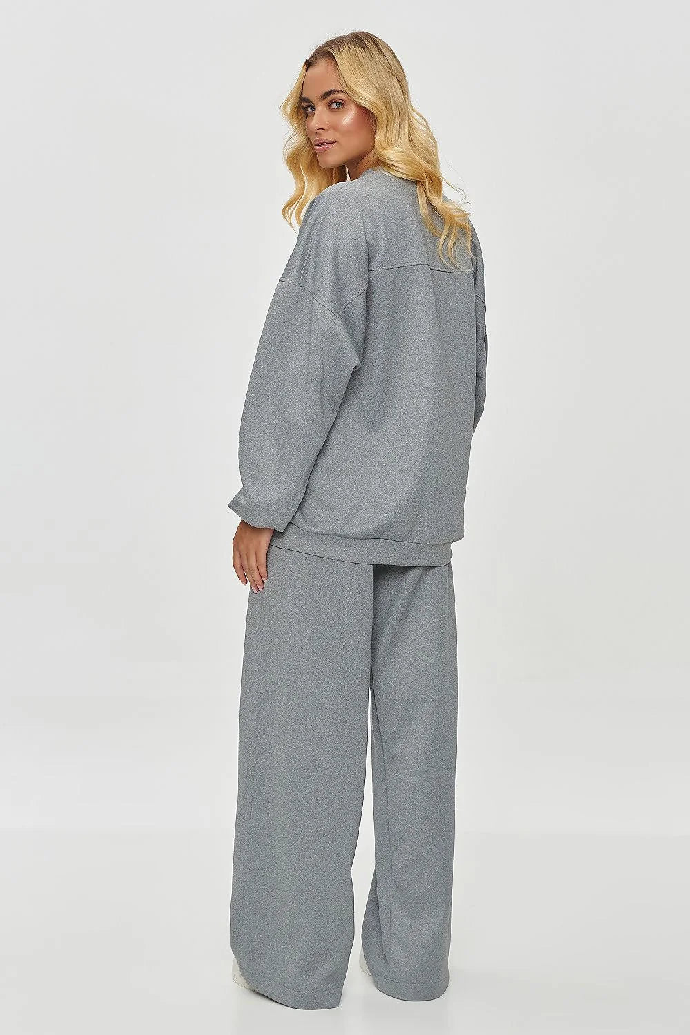 Ensemble Makadamia confortable pour femme, style moderne oversize, pantalon ample, couleur grise, matériau doux, occasion décontractée