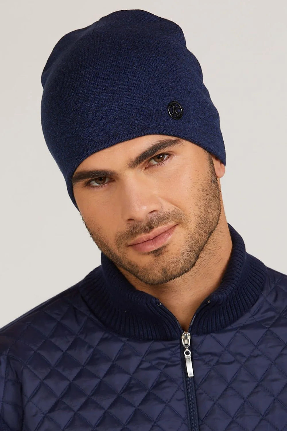 Casquette Kamea en laine mérinos pour femme, style épuré, hiver 2023, mode intemporelle, coloris navy, matériau doux, logo discret, coupe ajustée, accessoire trendy