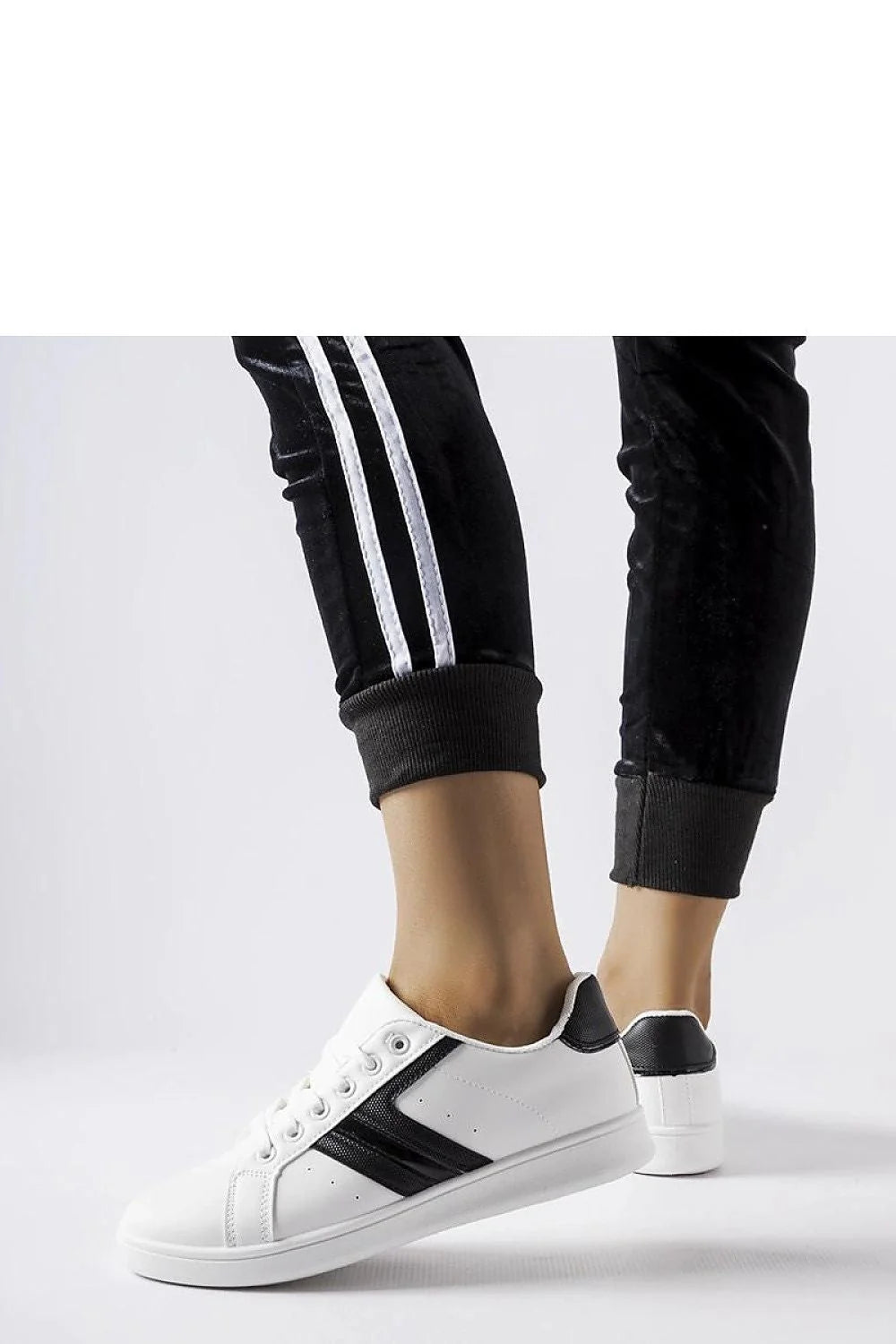 Chaussures de sport Solea blanches basses avec inserts noirs Rizzo pour femme, confort maximal et style moderne, idéales pour les tenues quotidiennes et les sorties décontractées