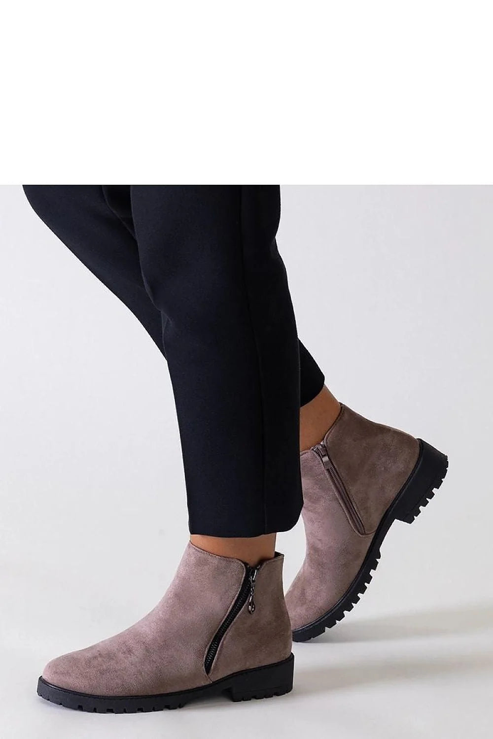 Bottines modernes pour femmes en suédine taupe, fermeture éclair métallique, semelle robuste cramponnée, design polyvalent, confort optimal, style casual-chic