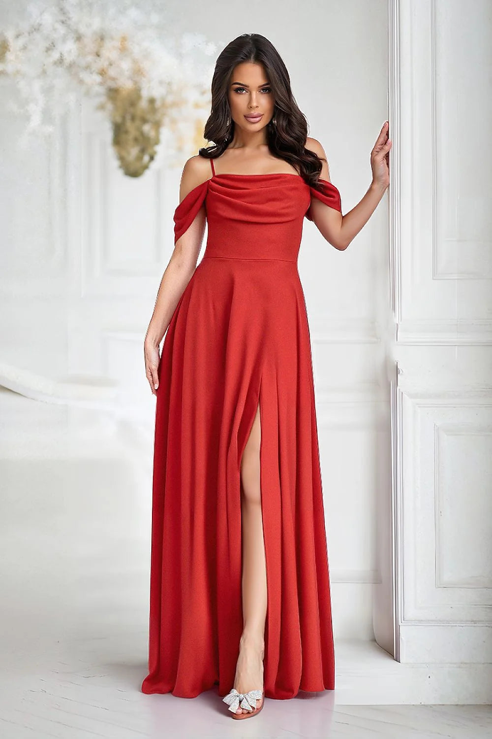 robe longue soirée rouge profond épaules dénudées fines bretelles encolure drapée corsage ajusté taille cintrée jupe évasée fente haute