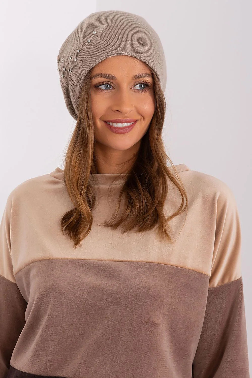 Bonnet et haut en tricot lisse élégant pour femme, beige et marron, matières douces, finitions luxueuses, style classique, hiver