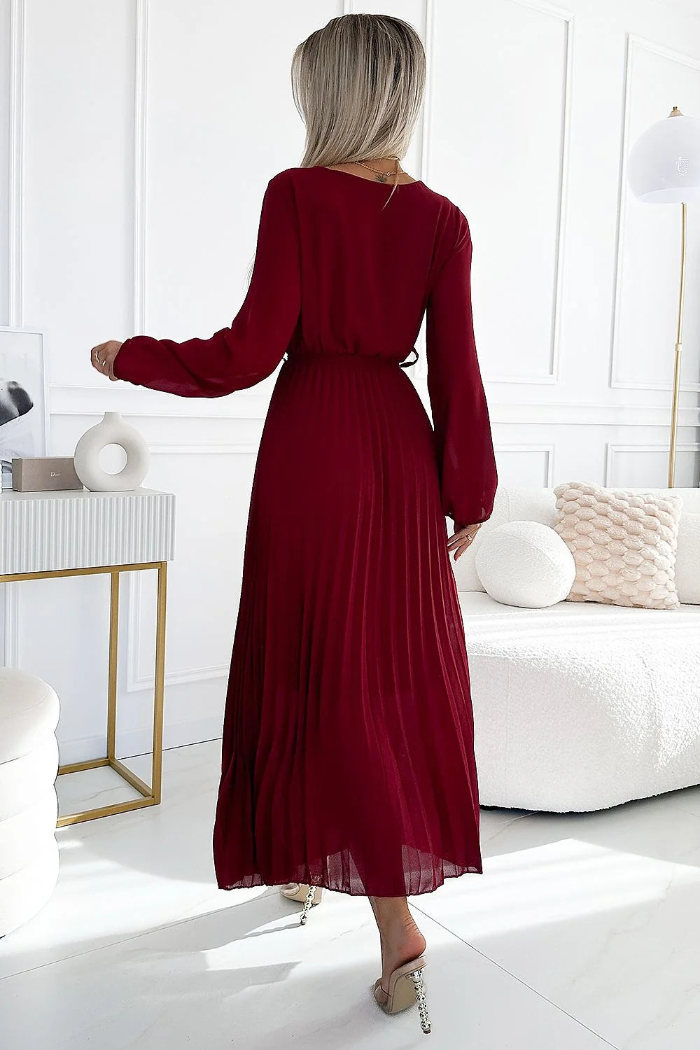 Robe de cocktail élégante couleur bordeaux Numoco Basic tissu léger mousseline plissée manches longues décolleté croisé ceinture ajustable femme
