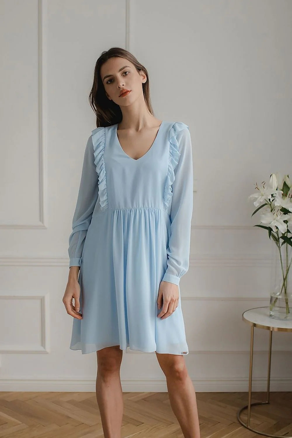 robe cocktail mousseline blanche manches longues volants coupe midi ajustable ceinture intégrée col V décolleté romantique fluide doublure opacité élégante