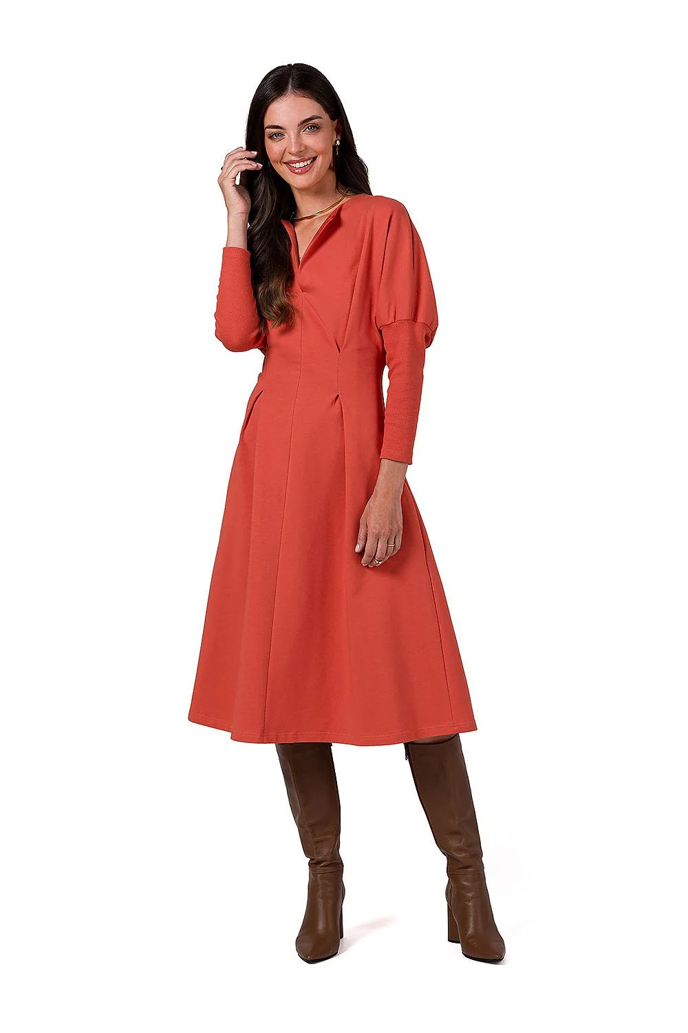 robe midi terracotta manches longues col cheminée ajustée taille cintrée plis jupe évasée maille structurée stretch ponte poignets côtelés raffinée