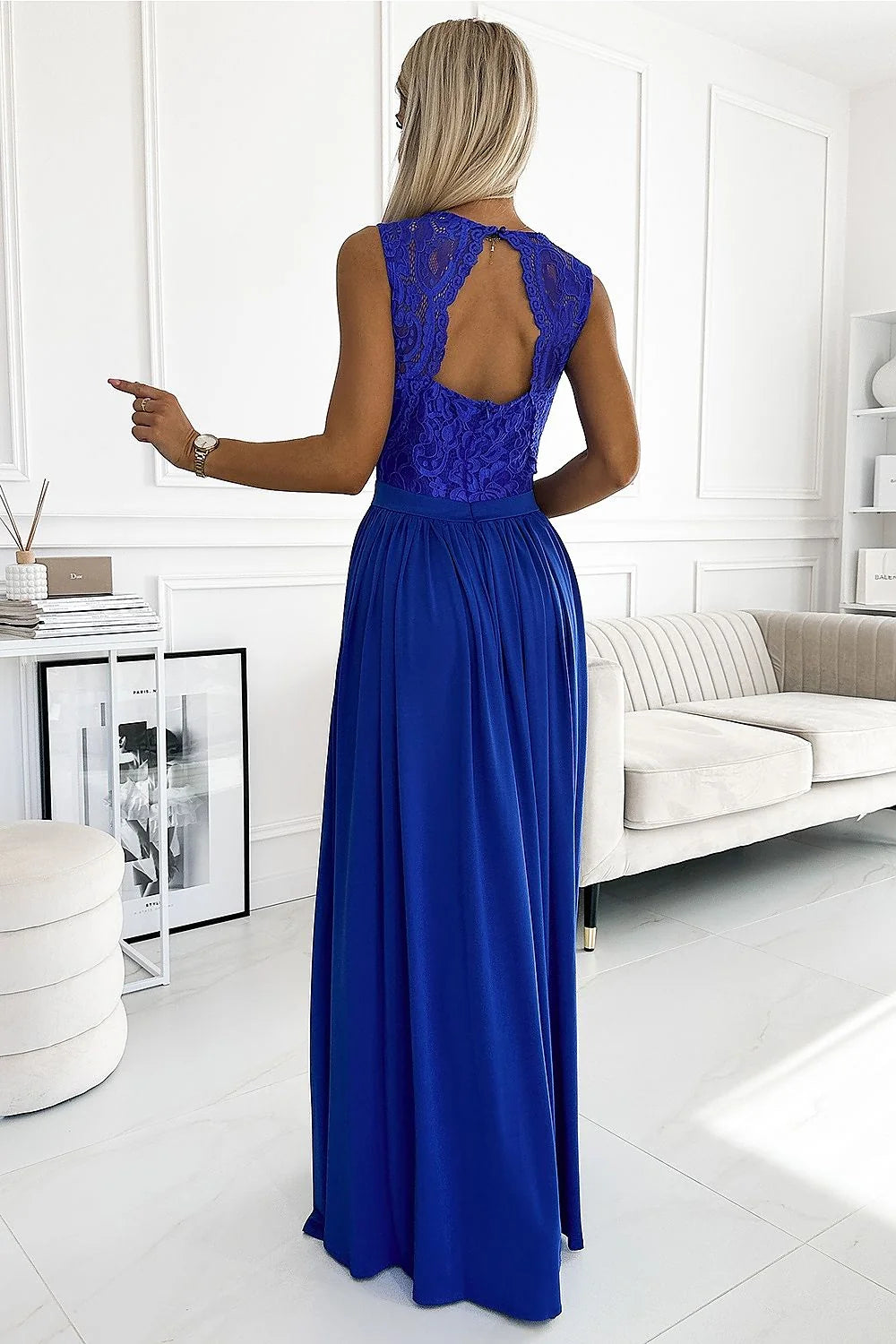 Robe longue élégante bleu roi dentelle motifs floraux décolleté V dos ouvert occasions spéciales femme
