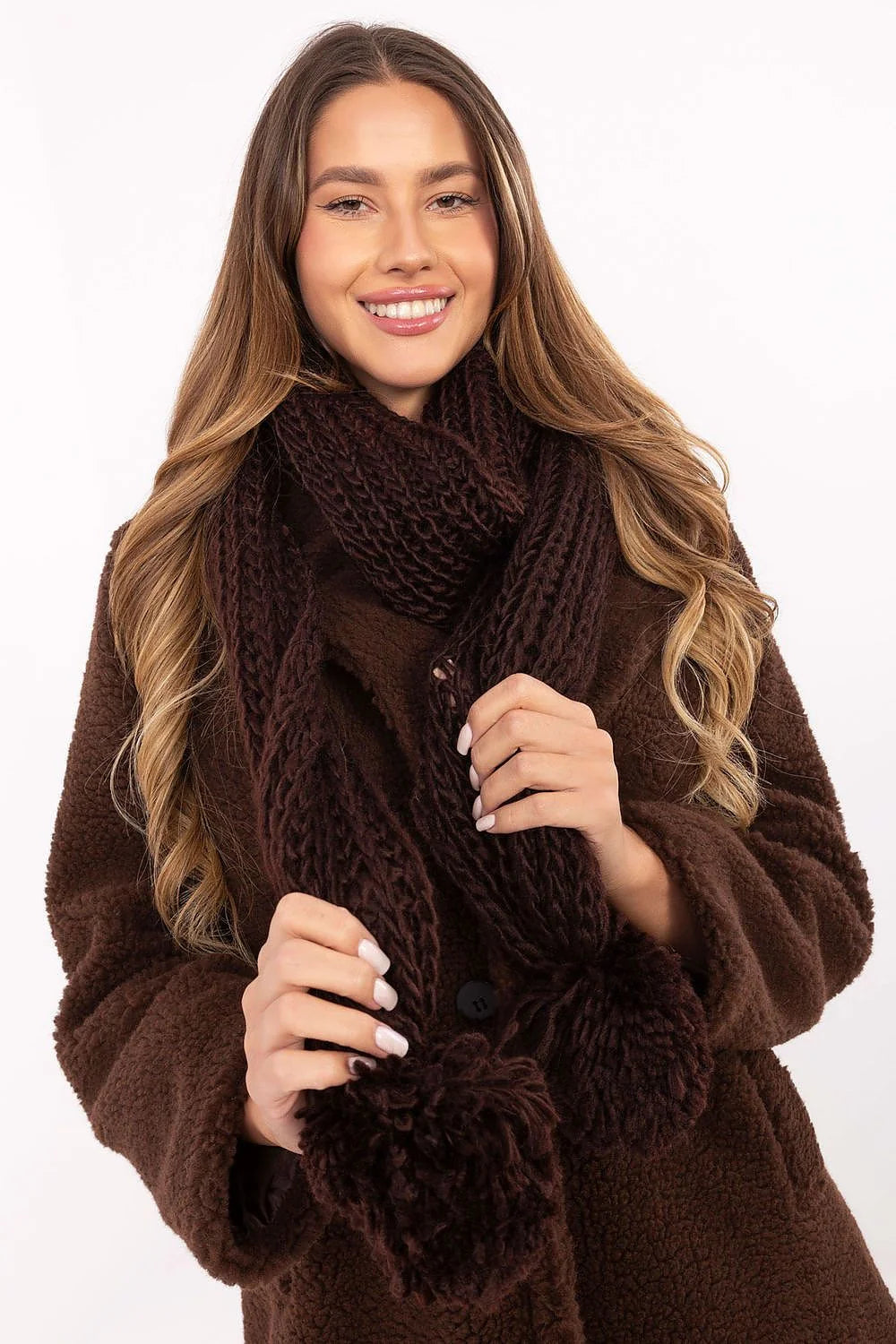 écharpe grosse maille pompons marron chocolat longue enveloppante moelleuse chaude cosy casual tendance hiver acrylique douce qualité