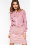 jupe rose doux suédine courte ajustée casual chic élégante moderne versatile sophistiquée veloutée extensible confortable tombé gracieux zippée arrière