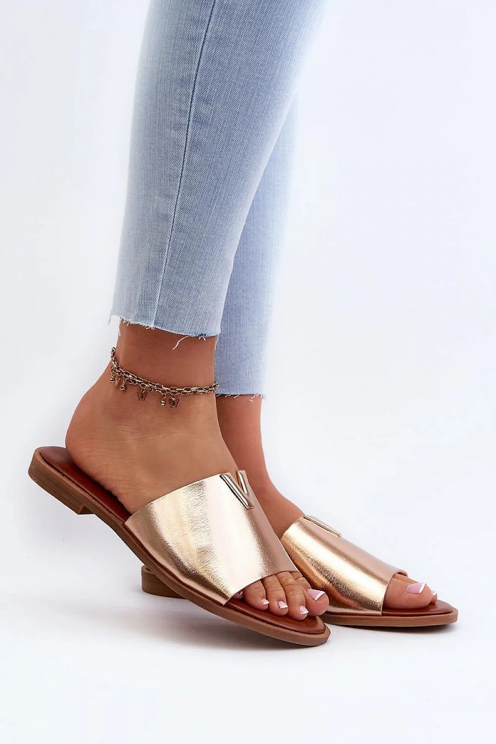 Sandales plates à enfiler femmes cuir métallisé doré rosé chaînette cheville détails métalliques style minimaliste chic été 2023