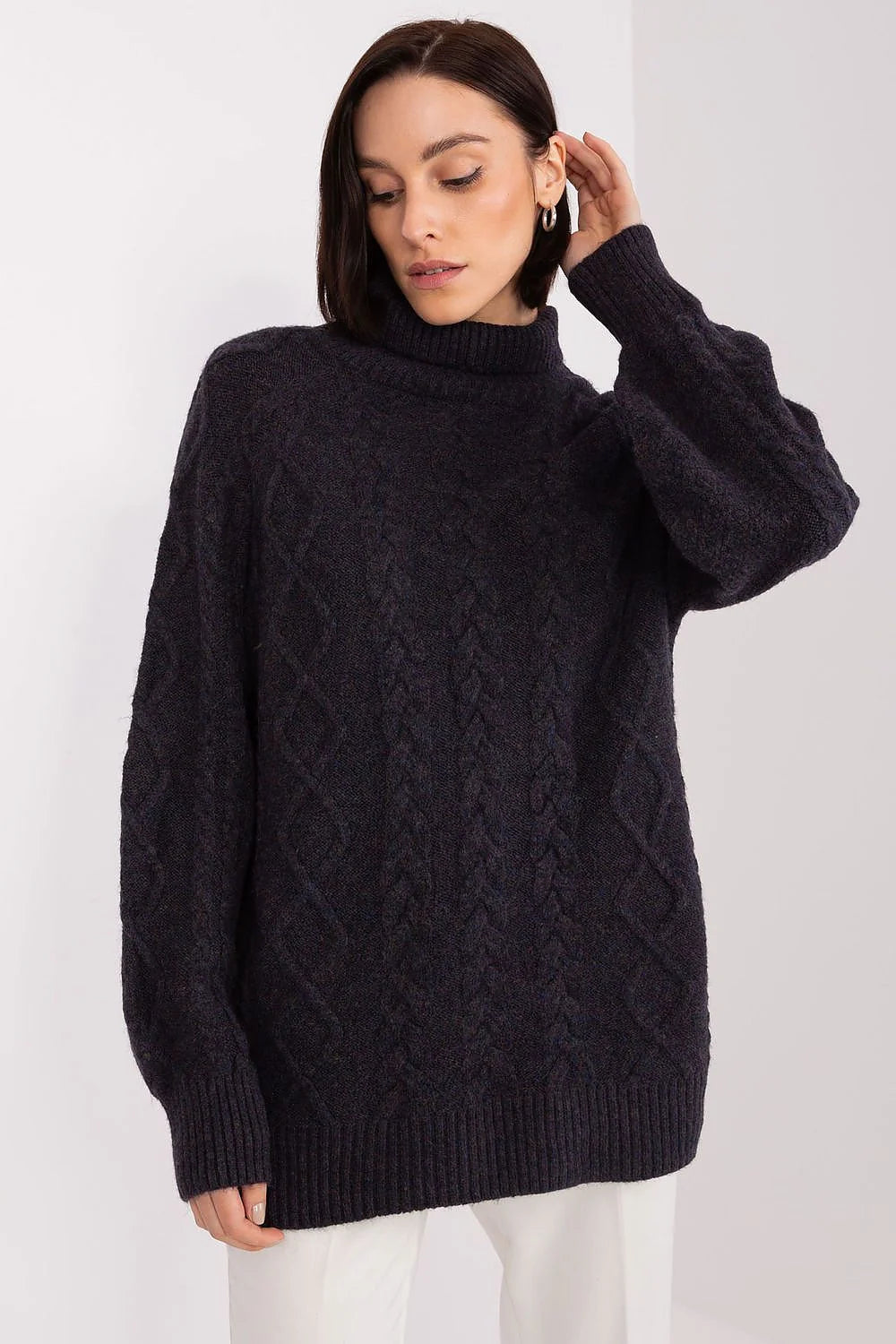 pull col roulé torsadé losange tricot oversize bleu marine maille épaisse manches bouffantes côtelées doux chaud confortable laine cachemire intemporel