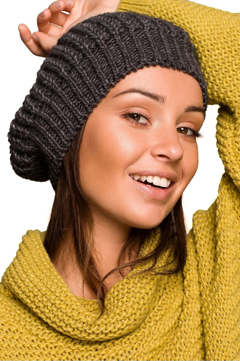 Béret et pull tricotés laine acrylique style décontracté hiver élégant confortable femme moderne urbain