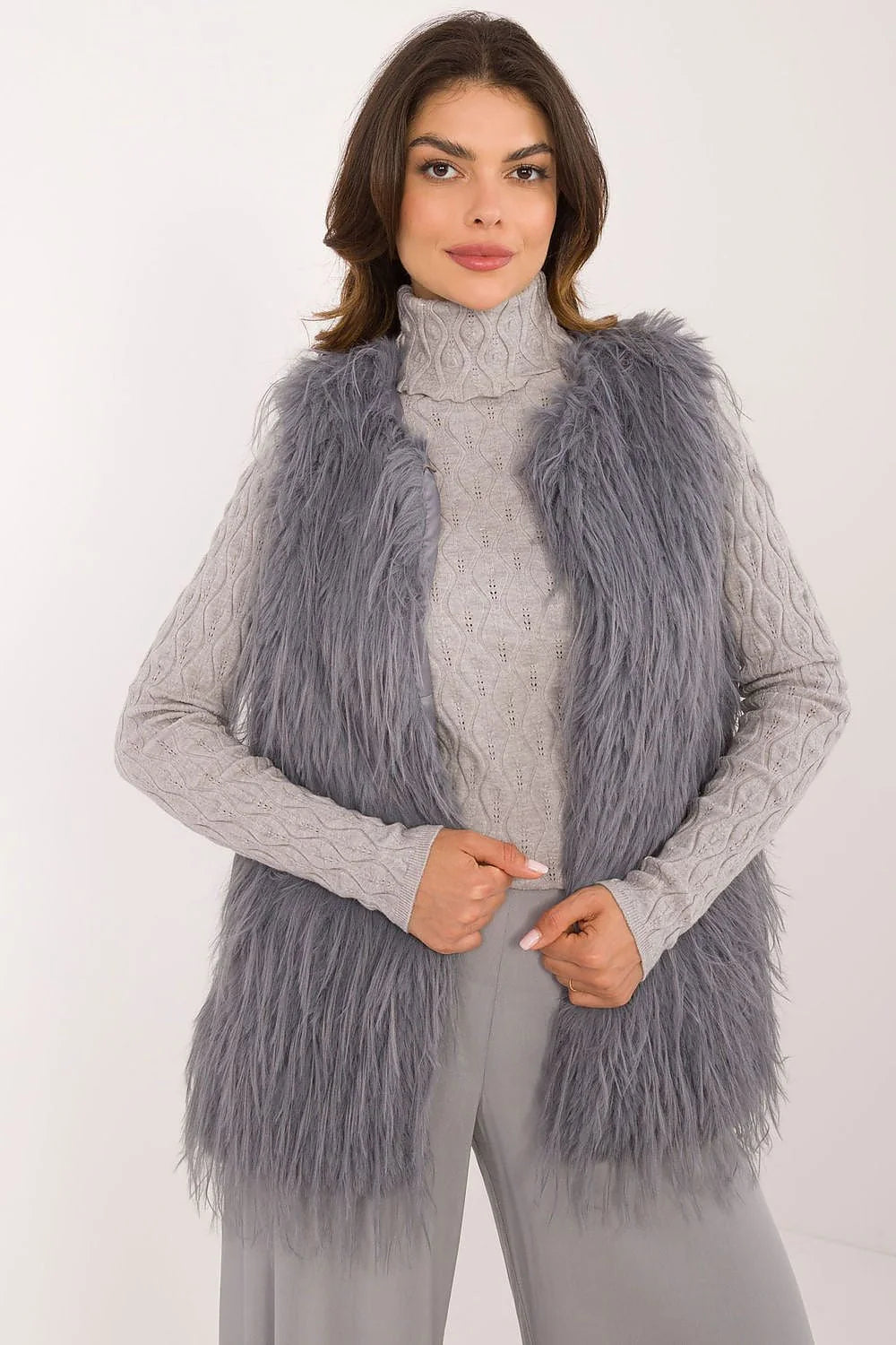 Gilet sans manches en fausse fourrure grise cendrée style décontracté pull col roulé motif torsadé pantalon large femme