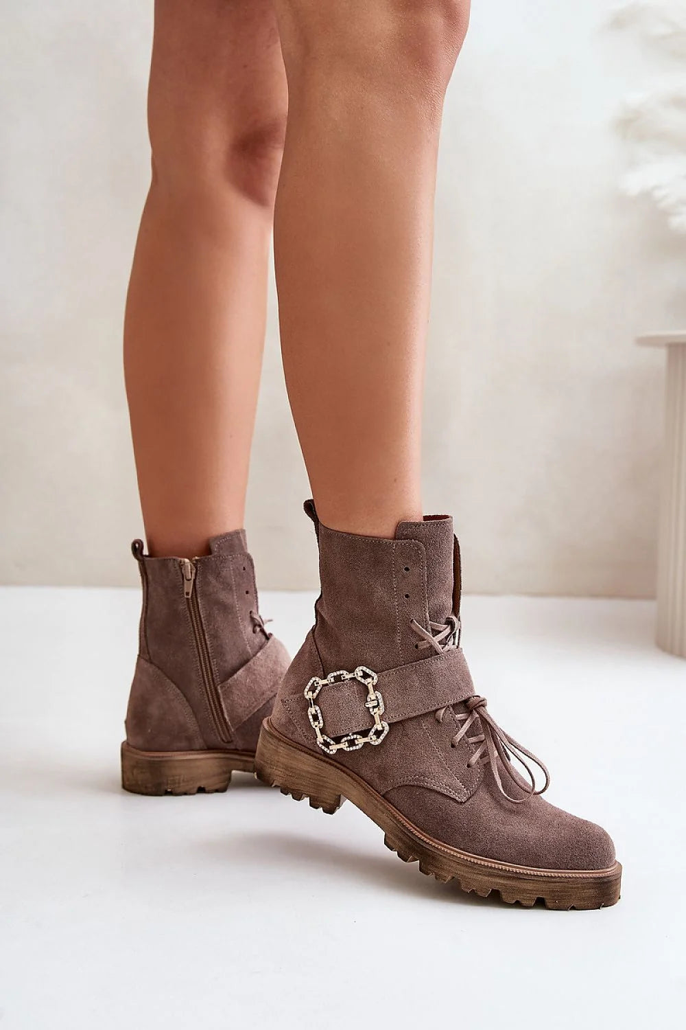 Bottes Step in style en daim naturel brun taupe talon plat fermeture éclair laçage sangle métallique mode militaire revisité femme