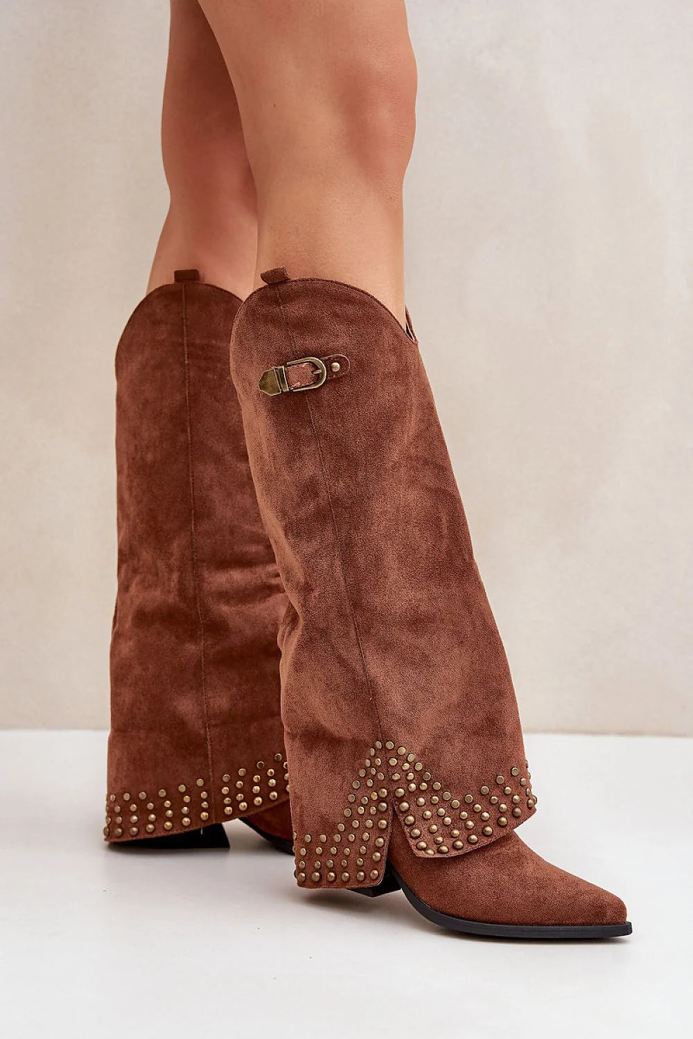 Bottes à talons élégantes en cuir suédé marron, design audacieux, style western chic pour femmes
