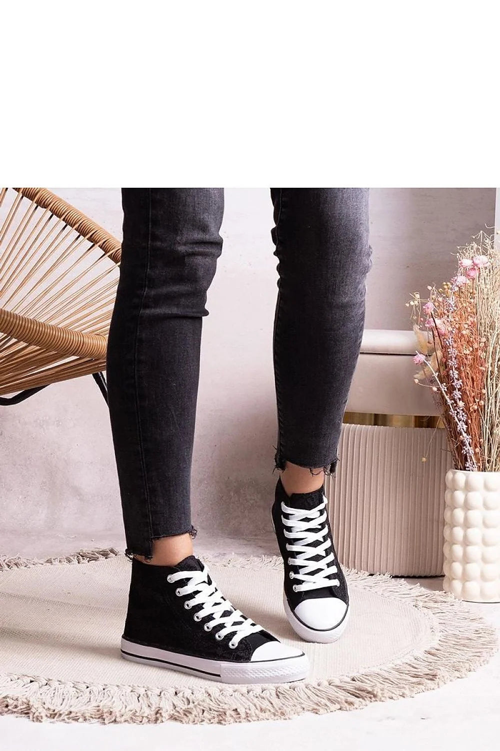 Baskets montantes femme design classique noir semelle blanche lacets blancs conforturable tige haute streetwear casual