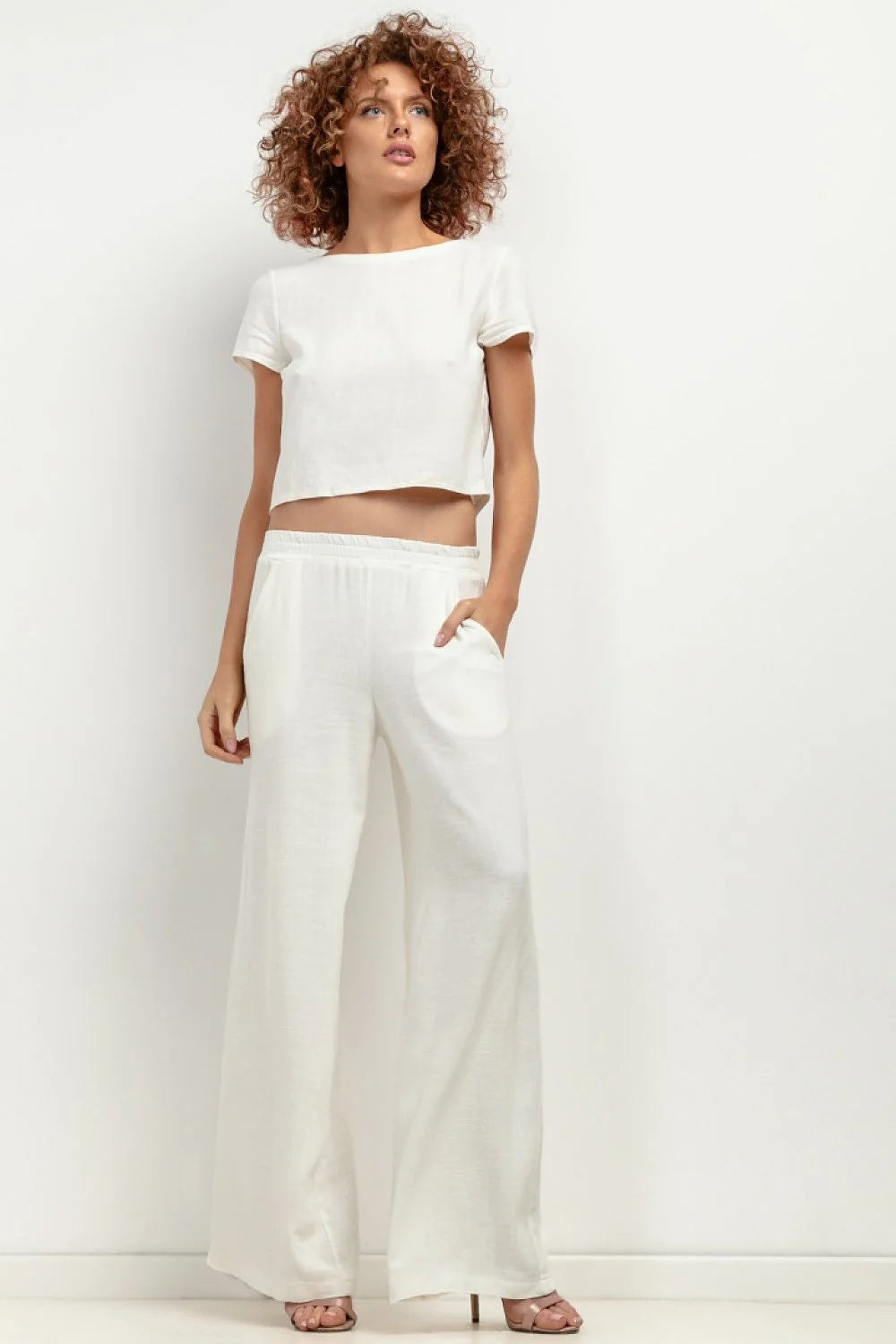 Ensemble Femme Haut Court Pantalon Large Lin Élégance Épurée Confort Été Tenue Décontractée Occasions Polyvalentes Style Moderne Couleur Blanc Finitions Soignées Matériaux Naturels Occasions Estivales Vêtement Tendance