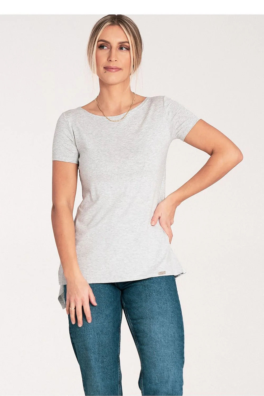 tshirt femme court manches courtes gris clair chiné coupe ajustée swing évasée maille jersey douce extensible confortable écusson métallique