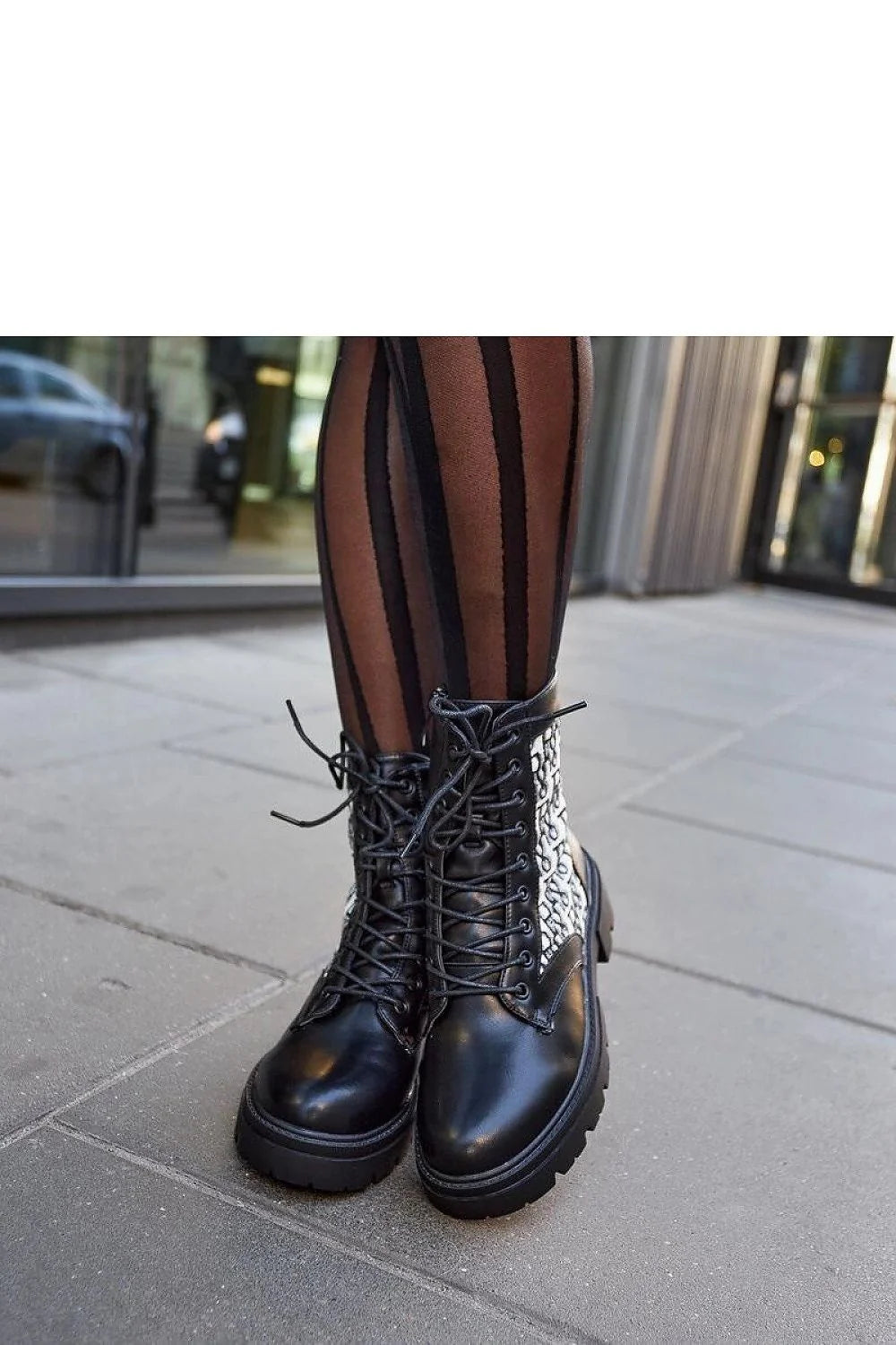 bottes combat cuir noires monogrammées BR panneaux blancs contrastés semelle crantée épaisse lacets robustes montantes cheville urbaines durables adhérence