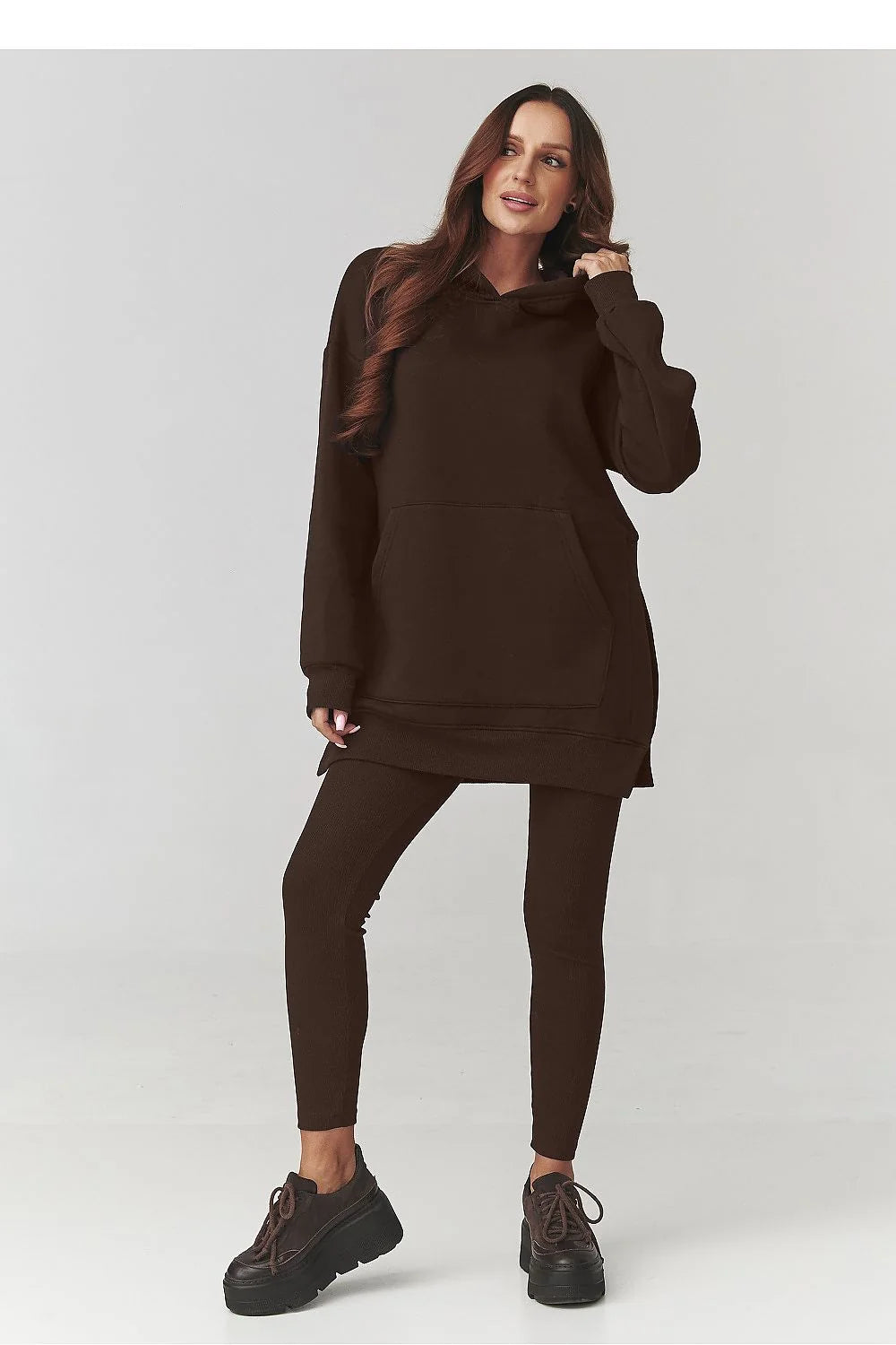 ensemble sweat capuche oversize long marron chocolat molleton doux poche kangourou poignets bordcotes fentes laterales leggings cotelés moulants stretch confortable